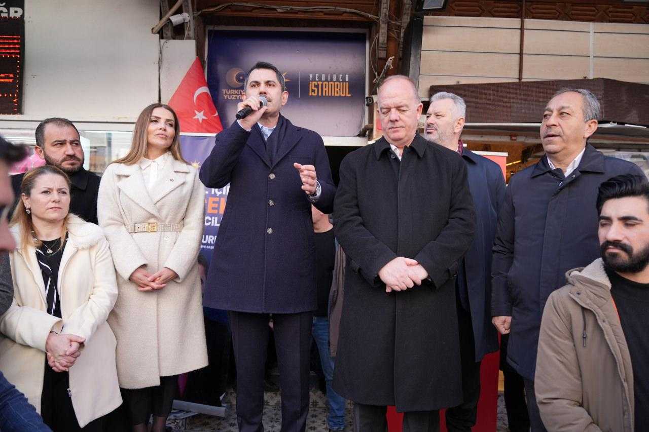 Murat Kurum, AK Parti Adalar İlçe Başkanlığı önünde vatandaşlara seslendi 1 murat kurum ak parti adalar ilce baskanligi onunde vatandaslara seslendi 1 EauViJOu