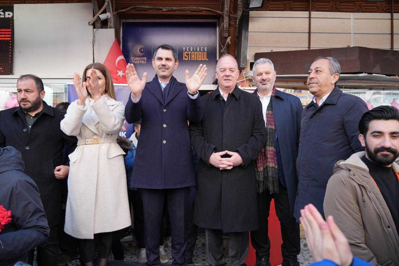 Murat Kurum, AK Parti Adalar İlçe Başkanlığı önünde vatandaşlara seslendi 2 murat kurum ak parti adalar ilce baskanligi onunde vatandaslara seslendi 2