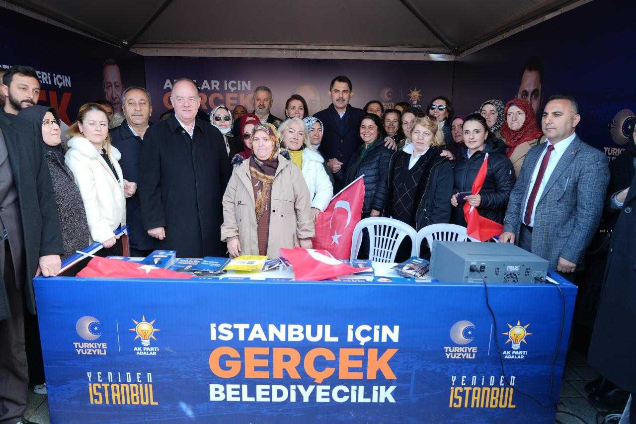 Murat Kurum, AK Parti Adalar İlçe Başkanlığı önünde vatandaşlara seslendi 3 murat kurum ak parti adalar ilce baskanligi onunde vatandaslara seslendi 3