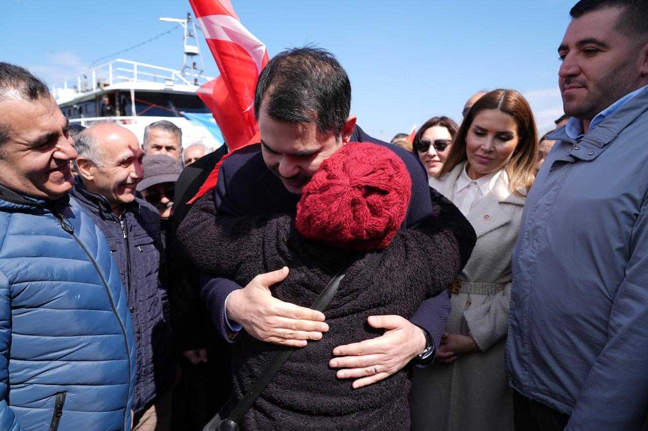 Murat Kurum, AK Parti Adalar İlçe Başkanlığı önünde vatandaşlara seslendi 4 murat kurum ak parti adalar ilce baskanligi onunde vatandaslara seslendi 4 KDIskHme