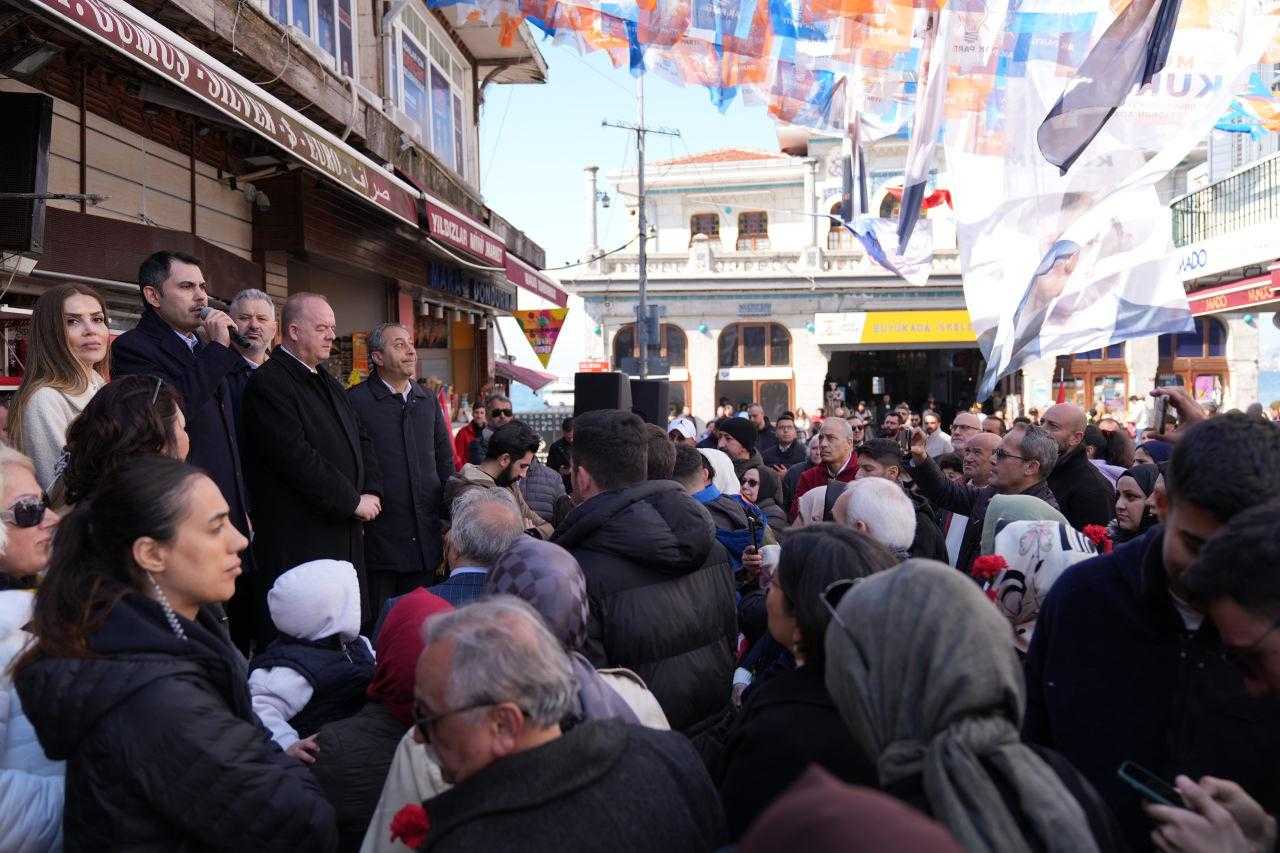 Murat Kurum, AK Parti Adalar İlçe Başkanlığı önünde vatandaşlara seslendi 5 murat kurum ak parti adalar ilce baskanligi onunde vatandaslara seslendi 5 QlVGZaC8