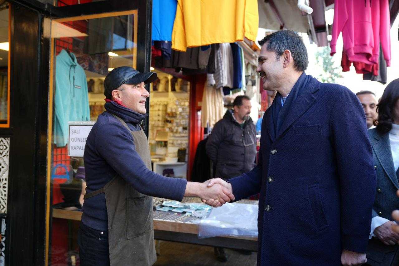 Murat Kurum, AK Parti Adalar İlçe Başkanlığı önünde vatandaşlara seslendi 6 murat kurum ak parti adalar ilce baskanligi onunde vatandaslara seslendi 6 11ABGJim