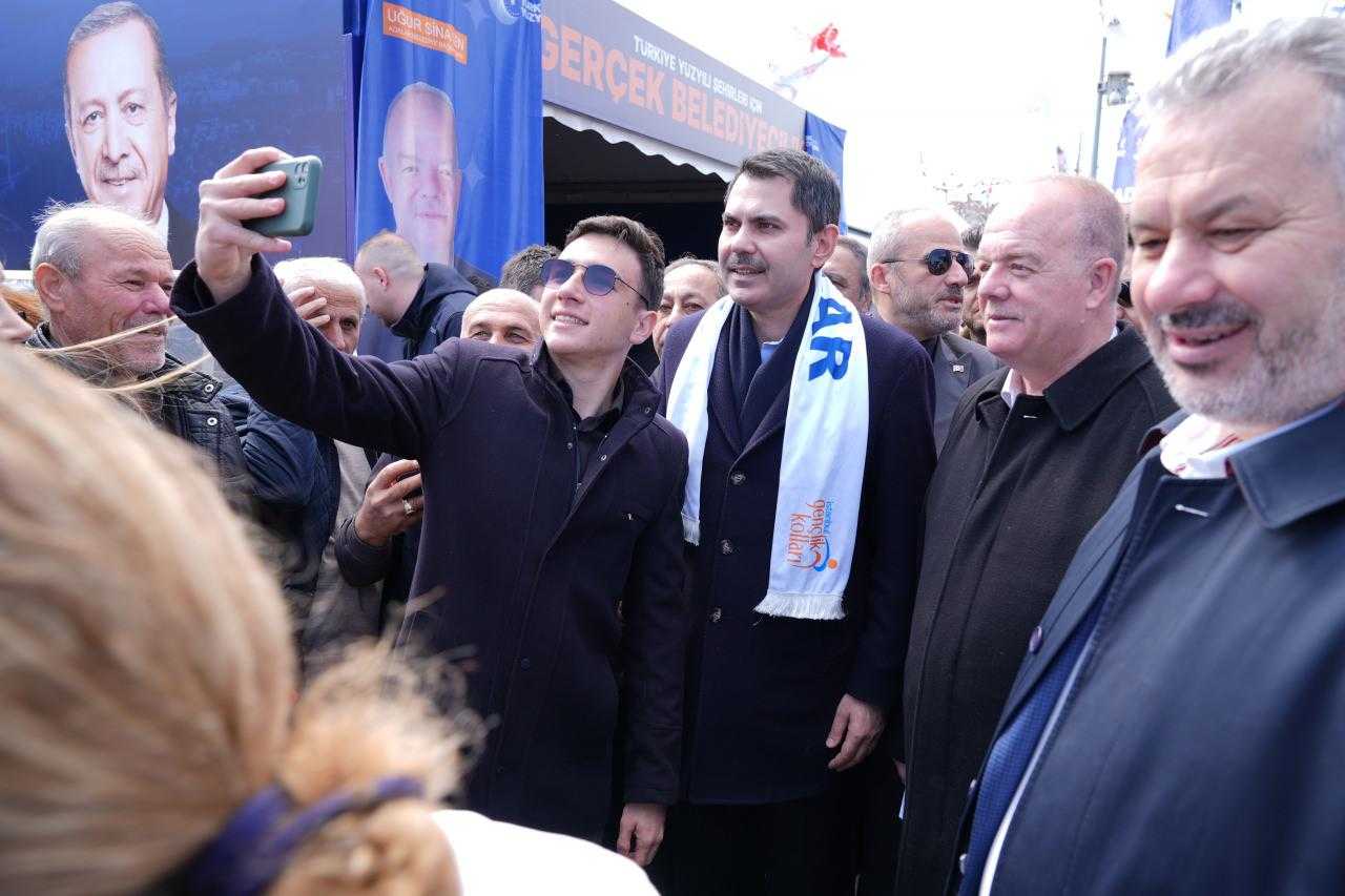 Murat Kurum, AK Parti Adalar İlçe Başkanlığı önünde vatandaşlara seslendi 7 murat kurum ak parti adalar ilce baskanligi onunde vatandaslara seslendi 7 nk9Ur2i4