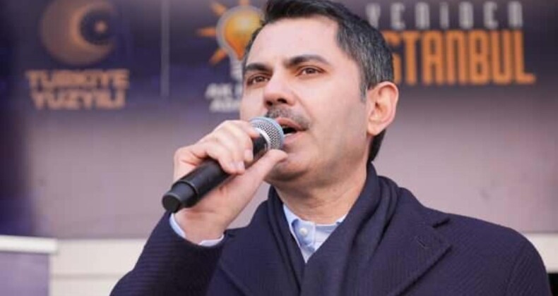 Murat Kurum, AK Parti Adalar İlçe Başkanlığı önünde vatandaşlara seslendi