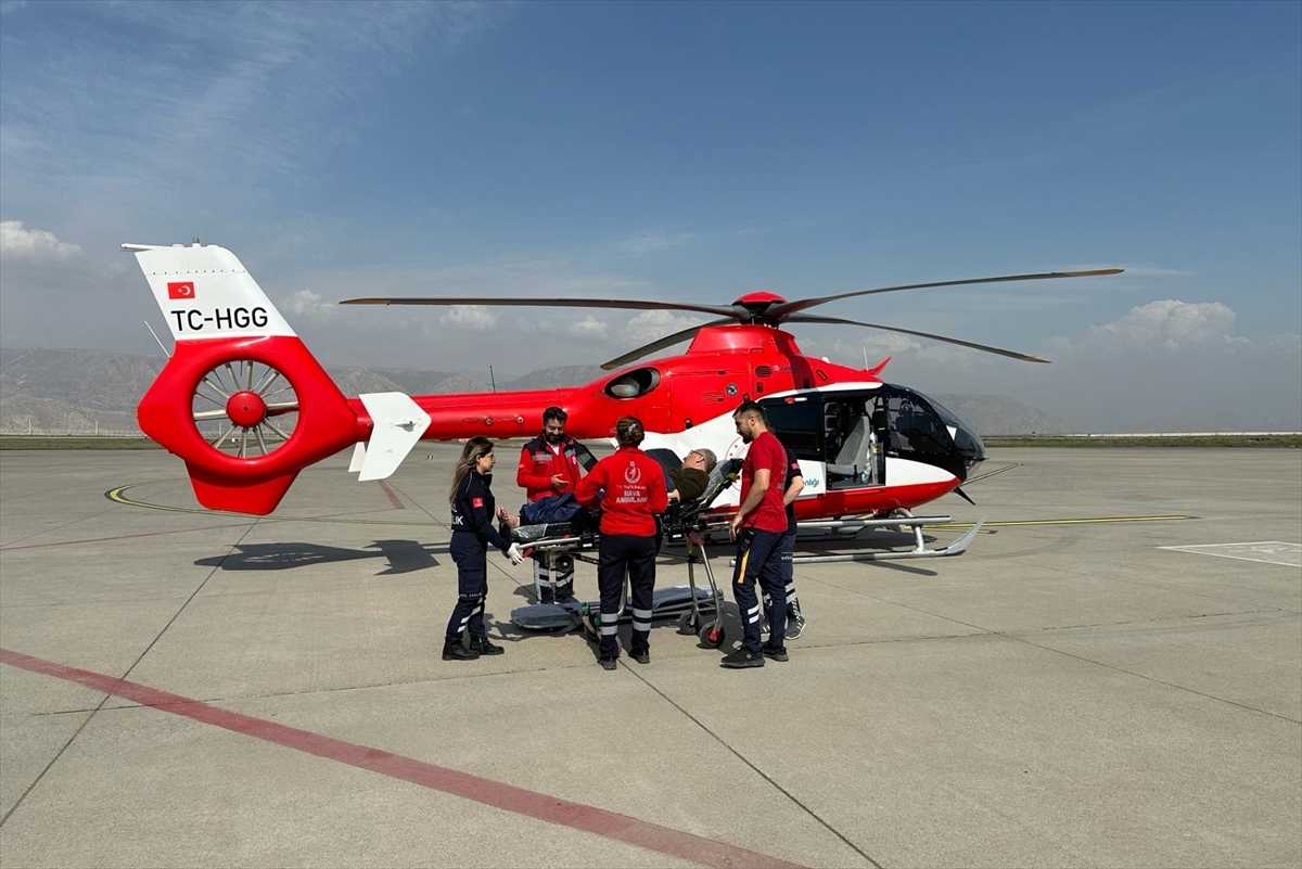 Şırnak'ta Ambulans Helikopter Kalp Rahatsızlığı Yaşayan Hasta İçin Havalandı 1 sirnakta ambulans helikopter kalp rahatsizligi yasayan hasta icin havalandi 1 aK5Z99LG