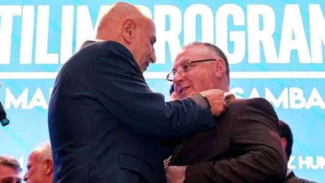 Yeniden Refah'ta Toplu İstifa: İl Başkanı ve Birçok İlçe Başkanı AK Parti'ye Katıldı 3 yeniden refahta toplu istifa il baskani ve bircok ilce baskani ak partiye katildi 3 KPgkHTja