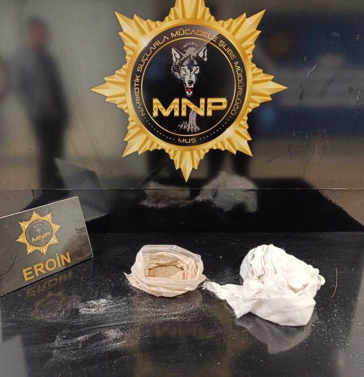 Yolcunun Ayağına Sarılı Alçından Eroin Çıktı 2 yolcunun ayagina sarili alcindan eroin cikti 2