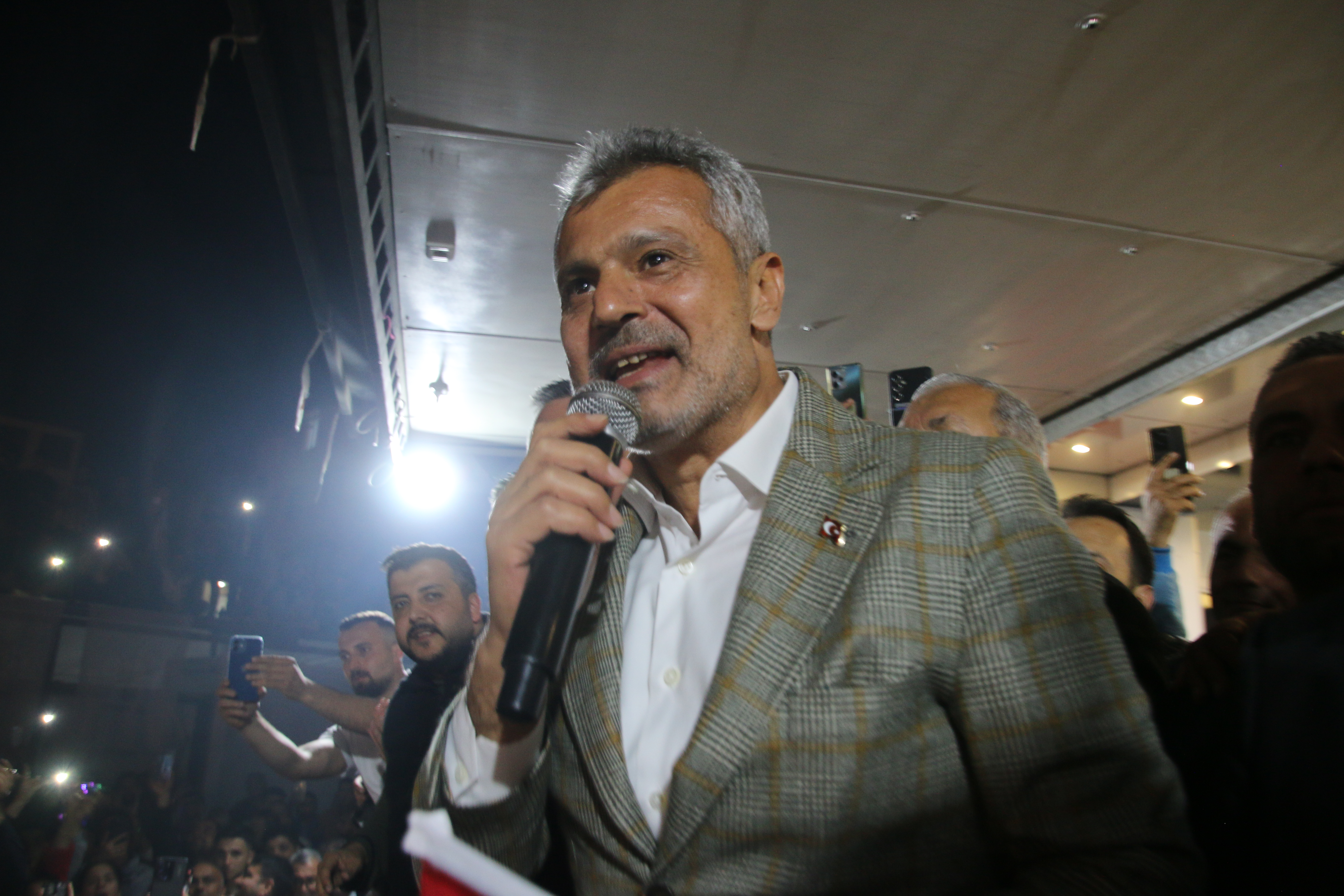 Hatay'da Seçim Sonucu! Mehmet Öntürk mü Lütfü Savaş mı? 1 AA 20240401 34153843 34153839 HATAY BUYUKSEHIR BELEDIYE BASKANLIGINI KAZANAN MEHMET ONTURK VATANDASLARA SESLENDI
