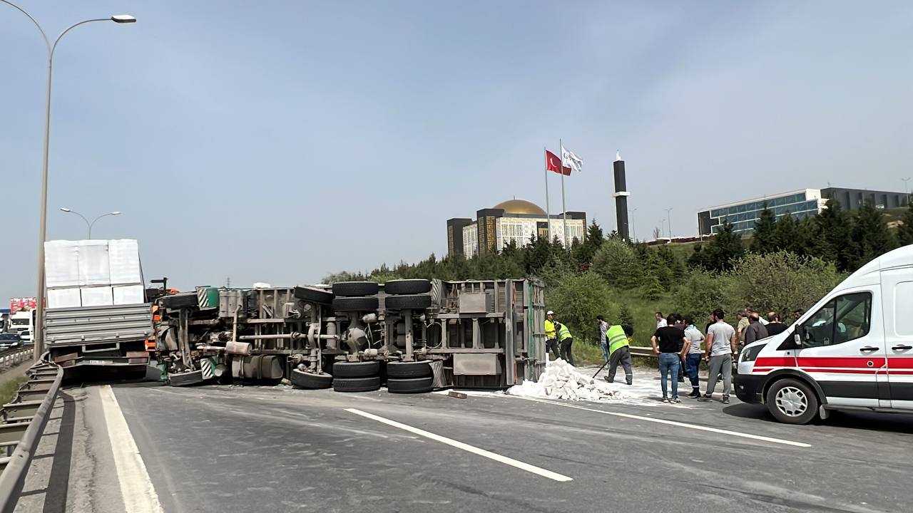 TEM Otoyolu'nda Zincirleme Kaza: İstanbul Yönü Ulaşıma Kapalı 2 AA 20240402 34162599 34162591 ANADOLU OTOYOLUNDA 3 KAMYONUN CARPISTIGI KAZA NEDENIYLE ULASIM AKSADI