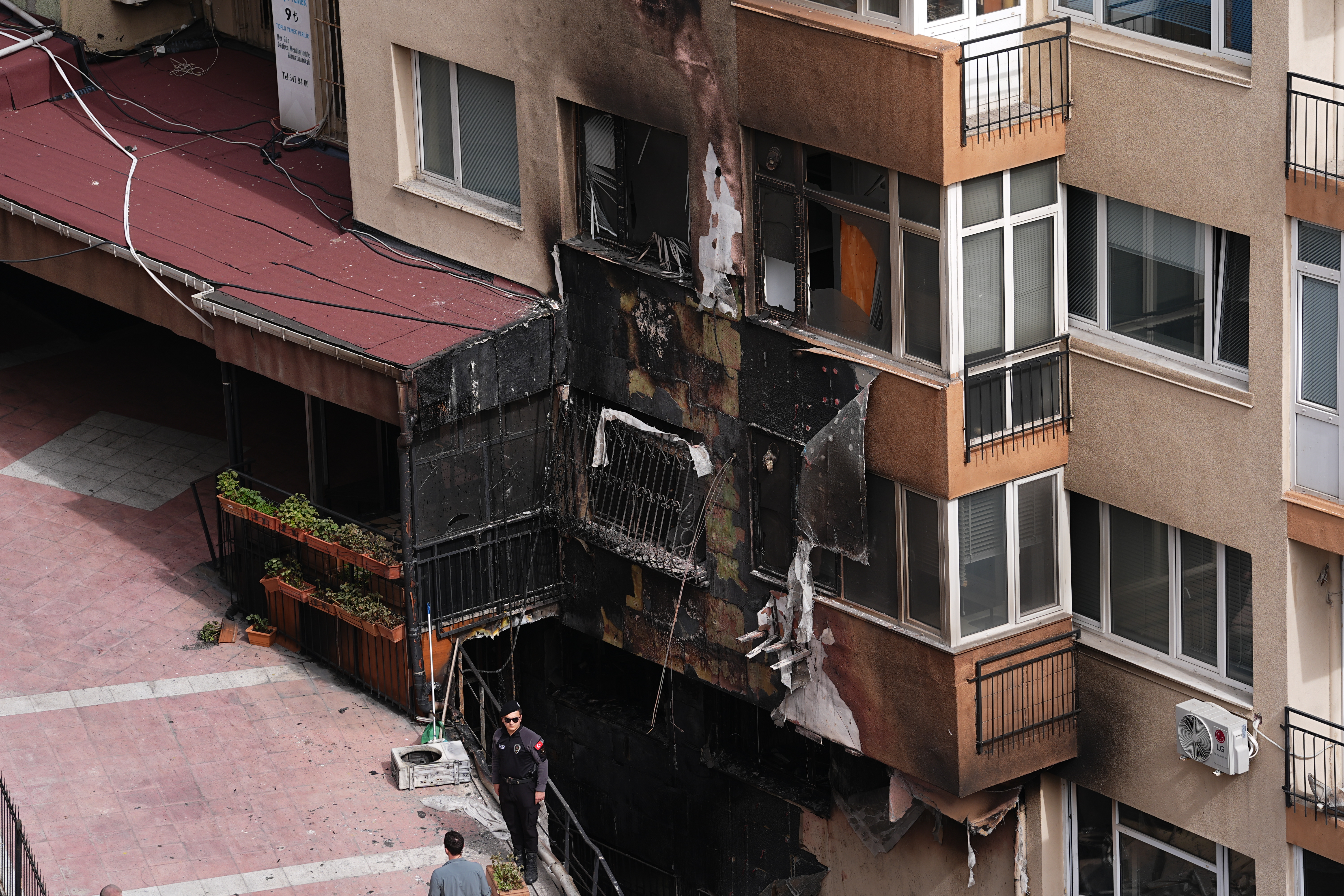 AA 20240402 34163433 34163429 BESIKTASTA EGLENCE MERKEZINDE CIKAN YANGINDA 12 KISI HAYATINI KAYBETTI