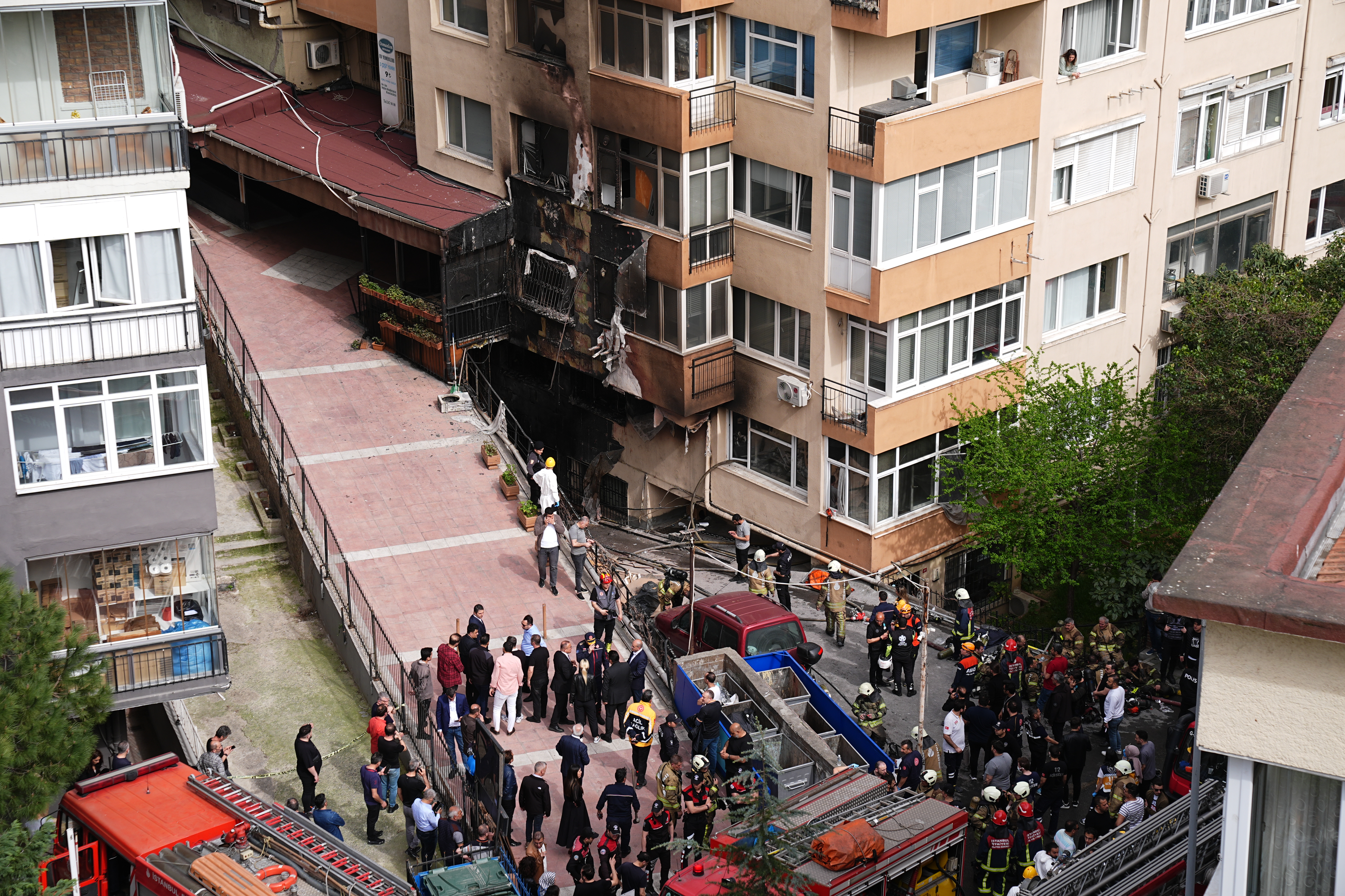 AA 20240402 34163433 34163432 BESIKTASTA EGLENCE MERKEZINDE CIKAN YANGINDA 12 KISI HAYATINI KAYBETTI