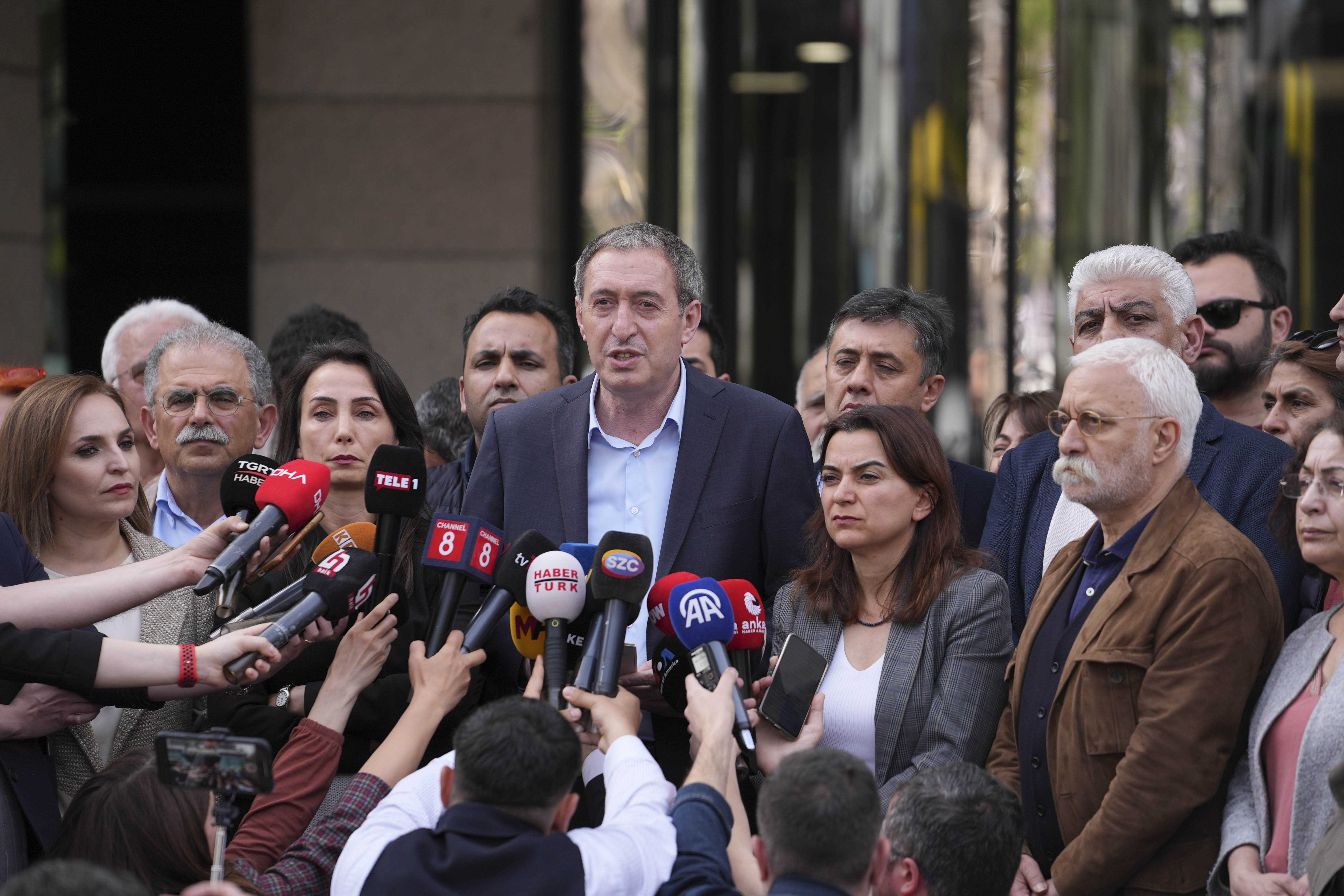 DEM Parti'den Abdulahat Arvas'a Çağrı: "Mazbatayı Kabul Etme" 2 AA 20240402 34164517 34164512 DEM PARTIDEN YSK ONUNDE ABDULLAH ZEYDAN ACIKLAMASI