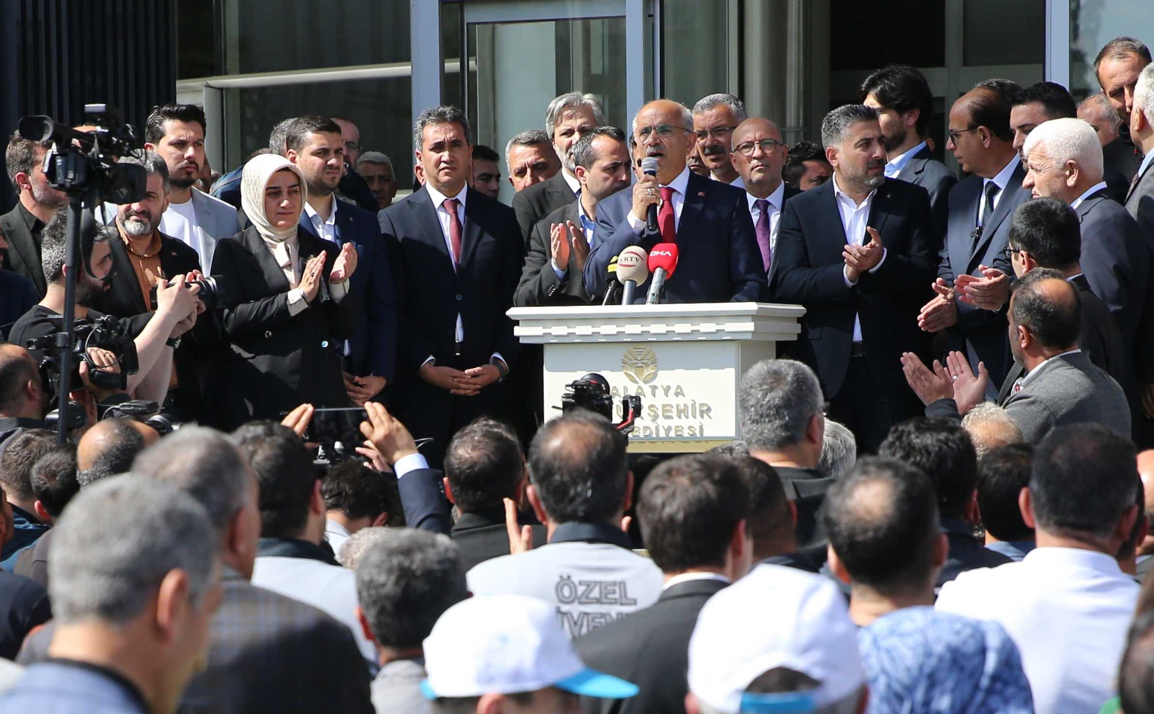 Malatya Büyükşehir Belediye Başkanı Sami Er Göreve Başladı 1 AA 20240403 34171763 34171758 MALATYA BUYUKSEHIR BELEDIYE BASKANI SAMI ER MAZBATASINI ALDI