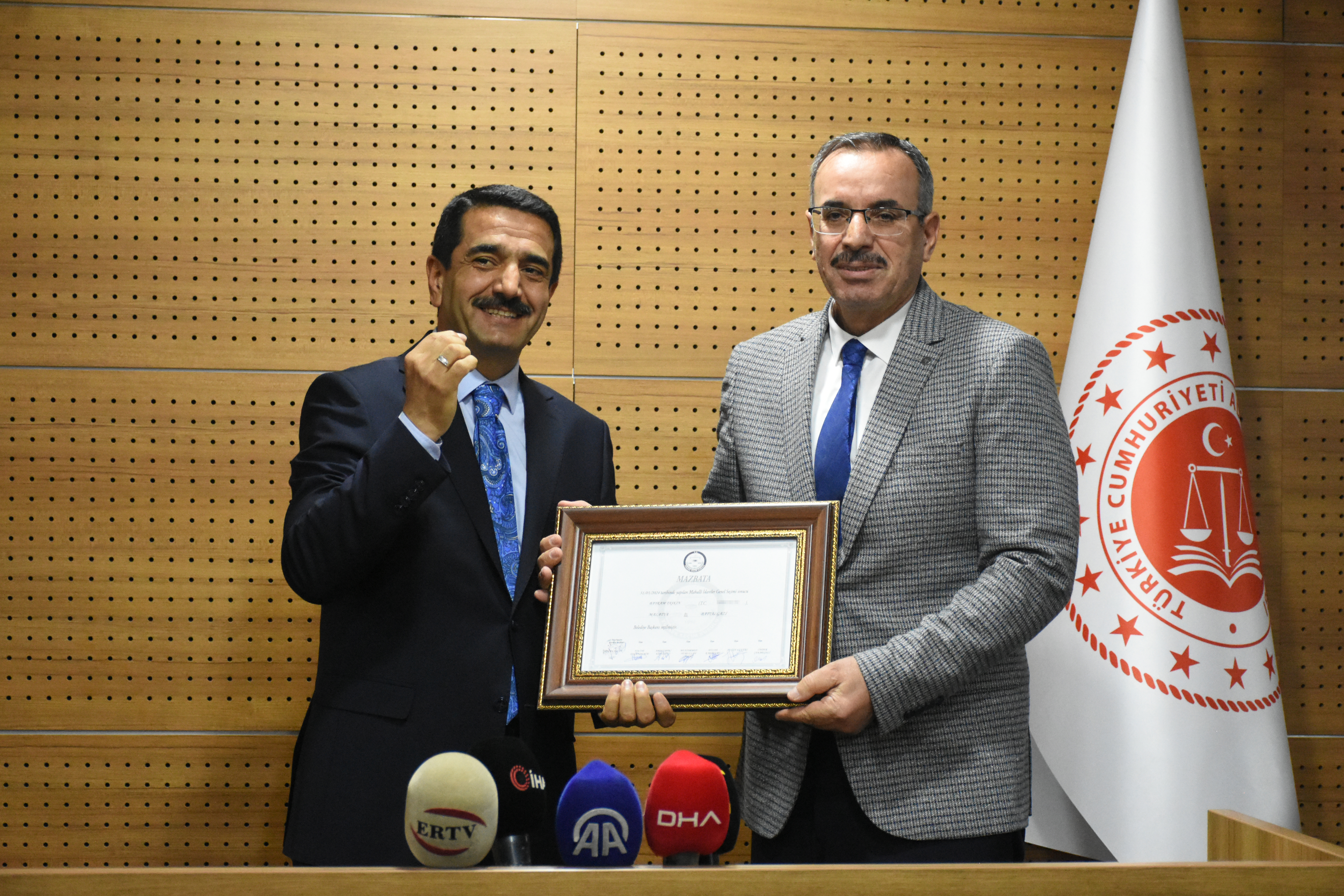 Malatya Büyükşehir Belediye Başkanı Sami Er Göreve Başladı 2 AA 20240403 34171979 34171977 MALATYA BUYUKSEHIR BELEDIYE BASKANI SAMI ER MAZBATASINI ALDI