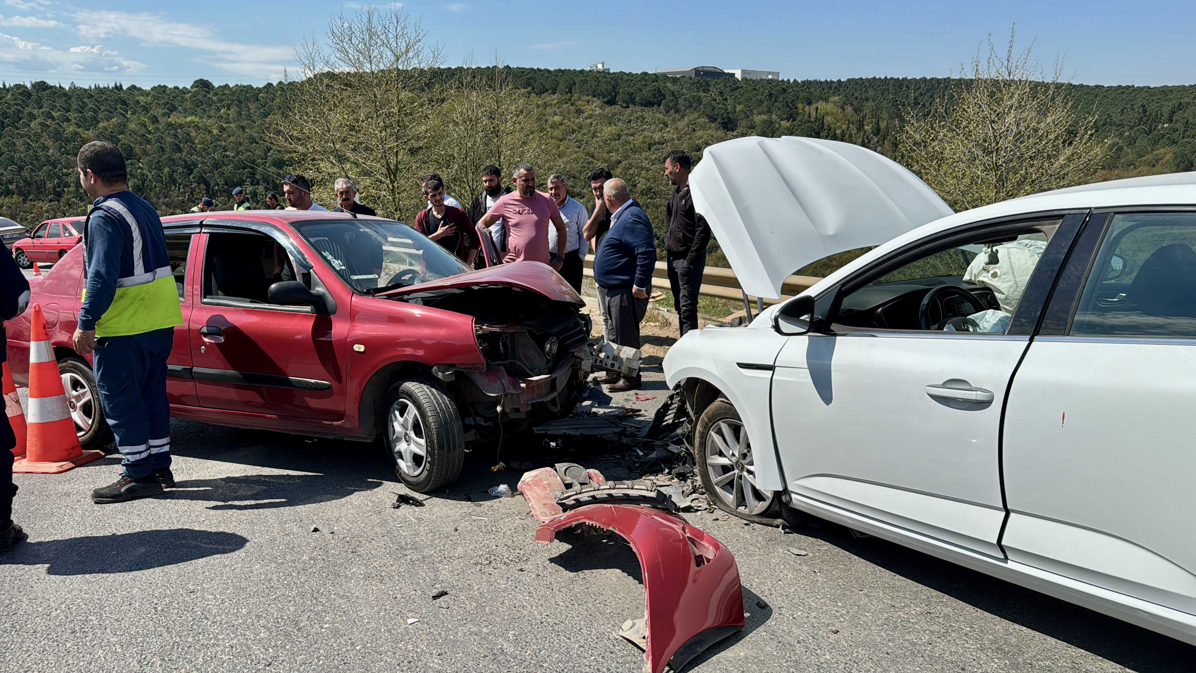 Bayram Tatilinde Kaza Bilançosu: 5 Günde 38 Can Kaybı, 5 Bin 26 Yaralı 1 AA 20240405 34189328 34189327 KOCAELIDE IKI OTOMOBILIN CARPISTIGI KAZADA 5 KISI YARALANDI