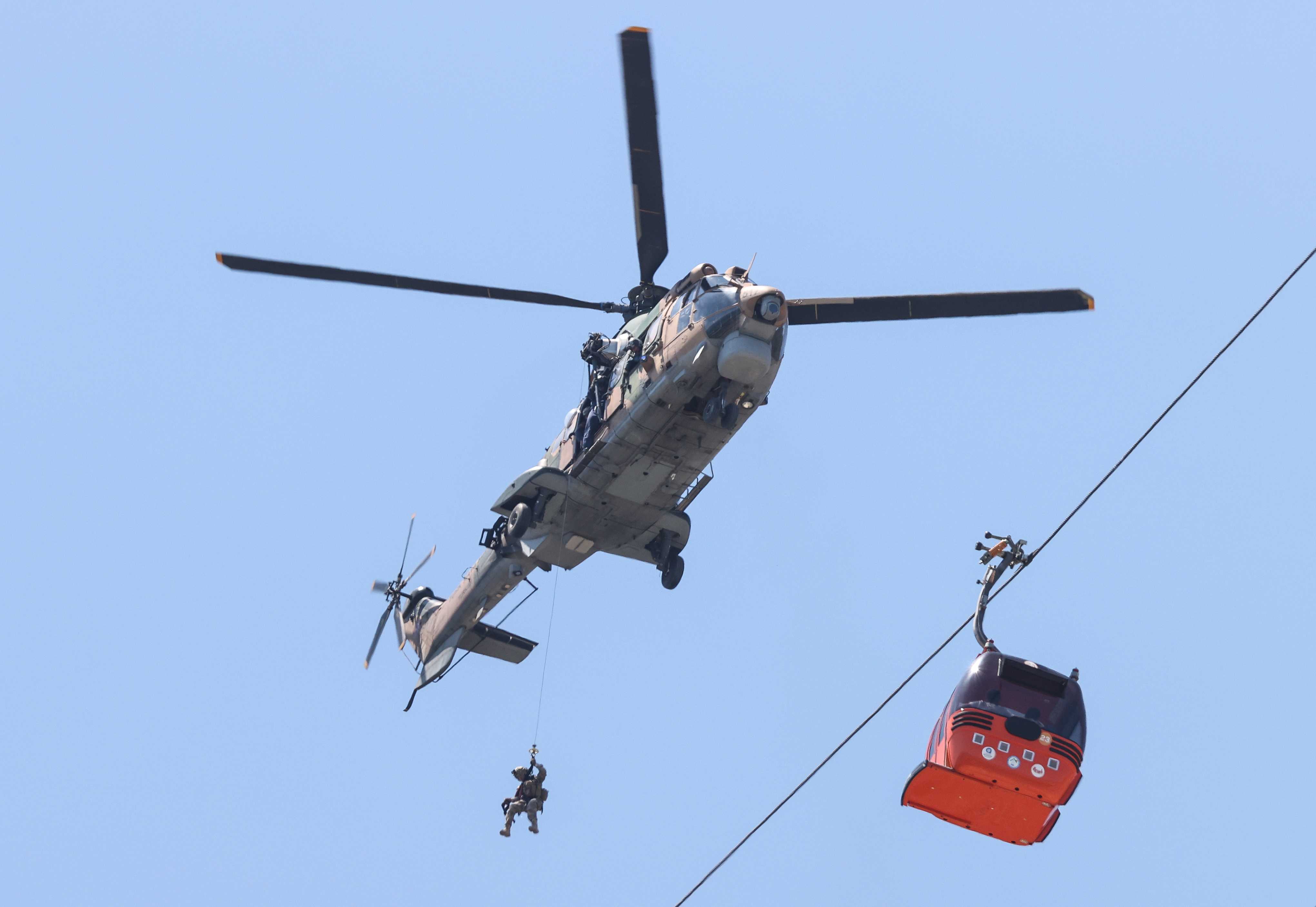Antalya'da Teleferik Felaketi: 22,5 Saatlik Kurtarma Operasyonunun Perde Arkası 2 AA 20240413 34258391 34258369 ANTALYADA TELEFERIKTE MAHSUR KALANLAR EKIPLER TARAFINDAN KURTARILIYOR