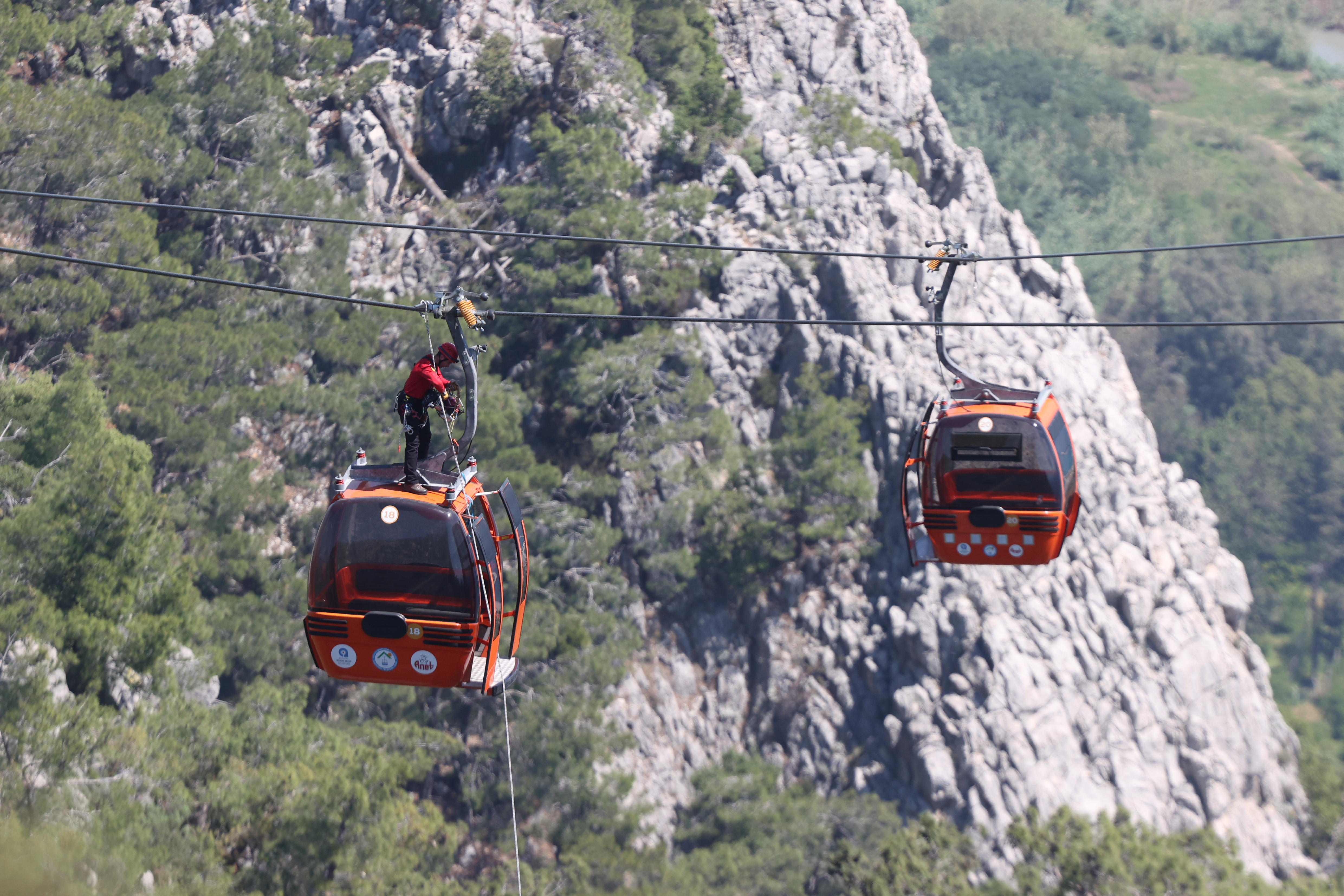 Antalya'da Teleferik Felaketi: 22,5 Saatlik Kurtarma Operasyonunun Perde Arkası 1 AA 20240413 34258391 34258375 ANTALYADA TELEFERIKTE MAHSUR KALANLAR EKIPLER TARAFINDAN KURTARILIYOR