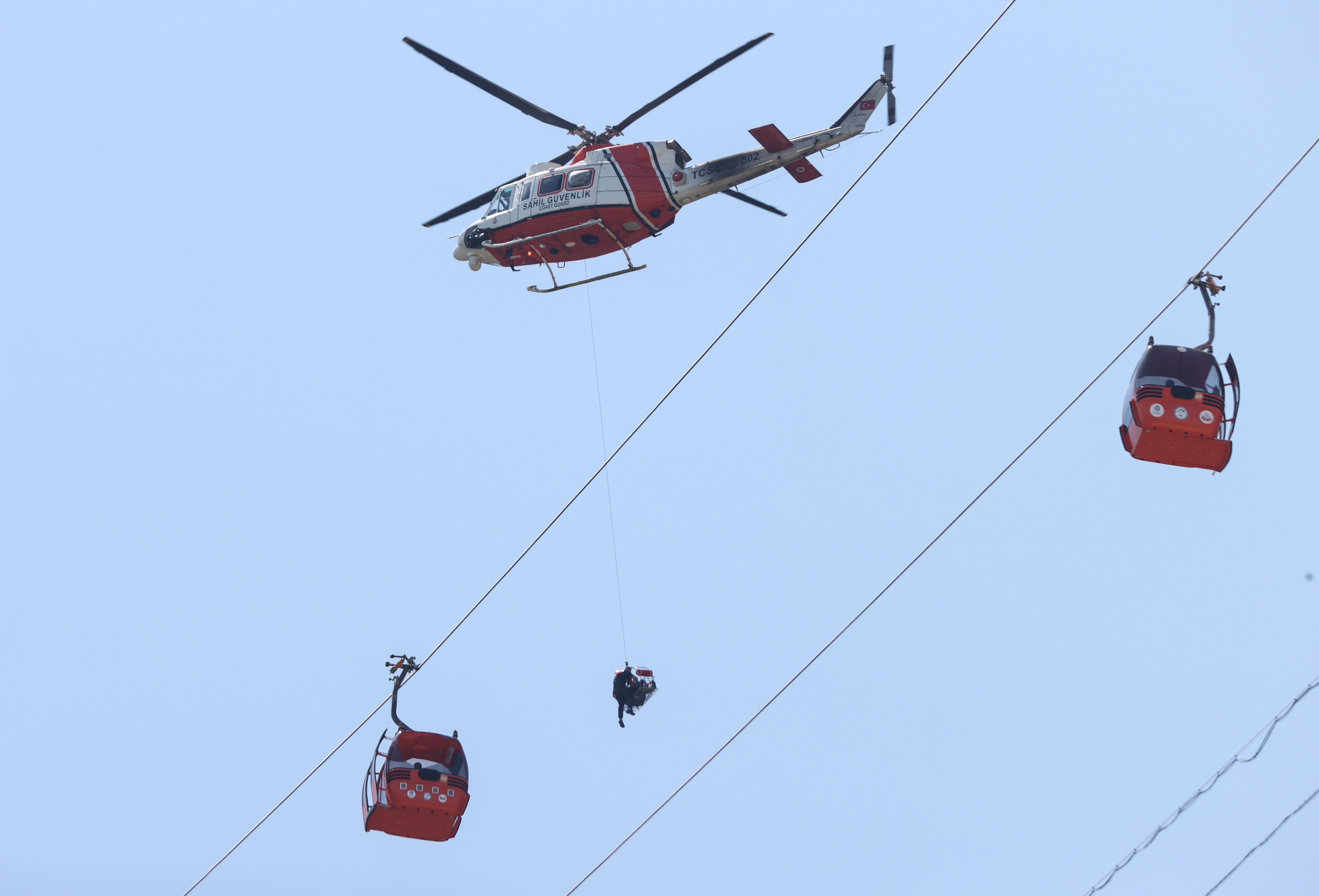 Antalya'da Teleferik Felaketi: 22,5 Saatlik Kurtarma Operasyonunun Perde Arkası 8 AA 20240413 34259915 34259900 ANTALYADAKI TELEFERIK KAZASINDA MAHSUR KALANLARIN TAMAMI KURTARILDI