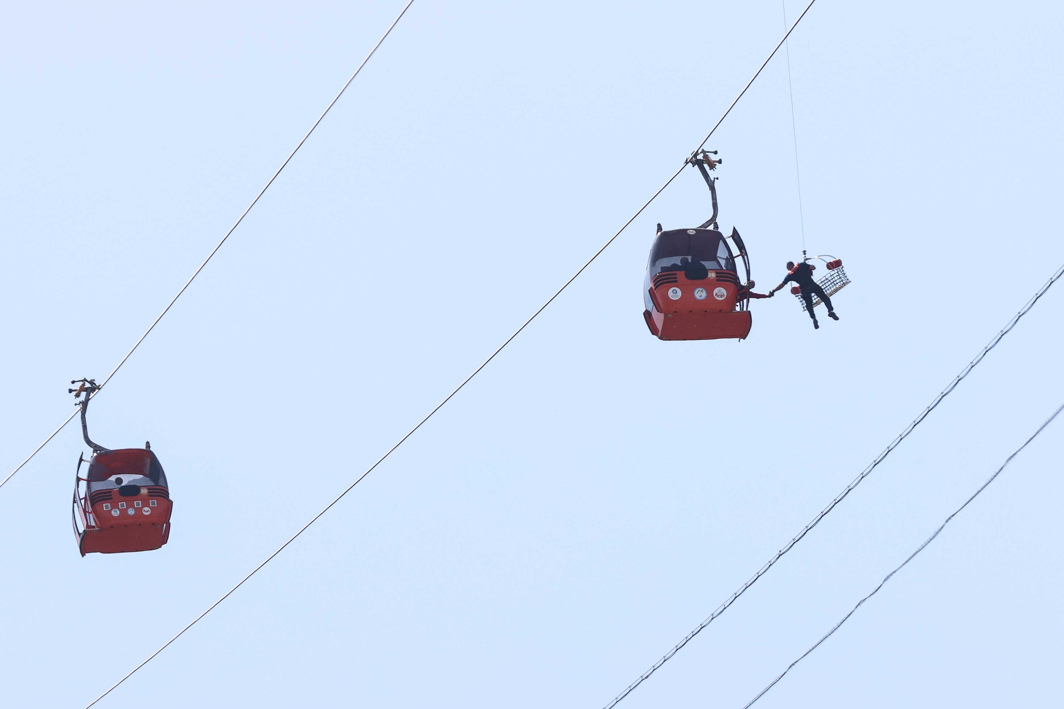 Antalya'da Teleferik Felaketi: 22,5 Saatlik Kurtarma Operasyonunun Perde Arkası 6 AA 20240413 34259915 34259902 ANTALYADAKI TELEFERIK KAZASINDA MAHSUR KALANLARIN TAMAMI KURTARILDI