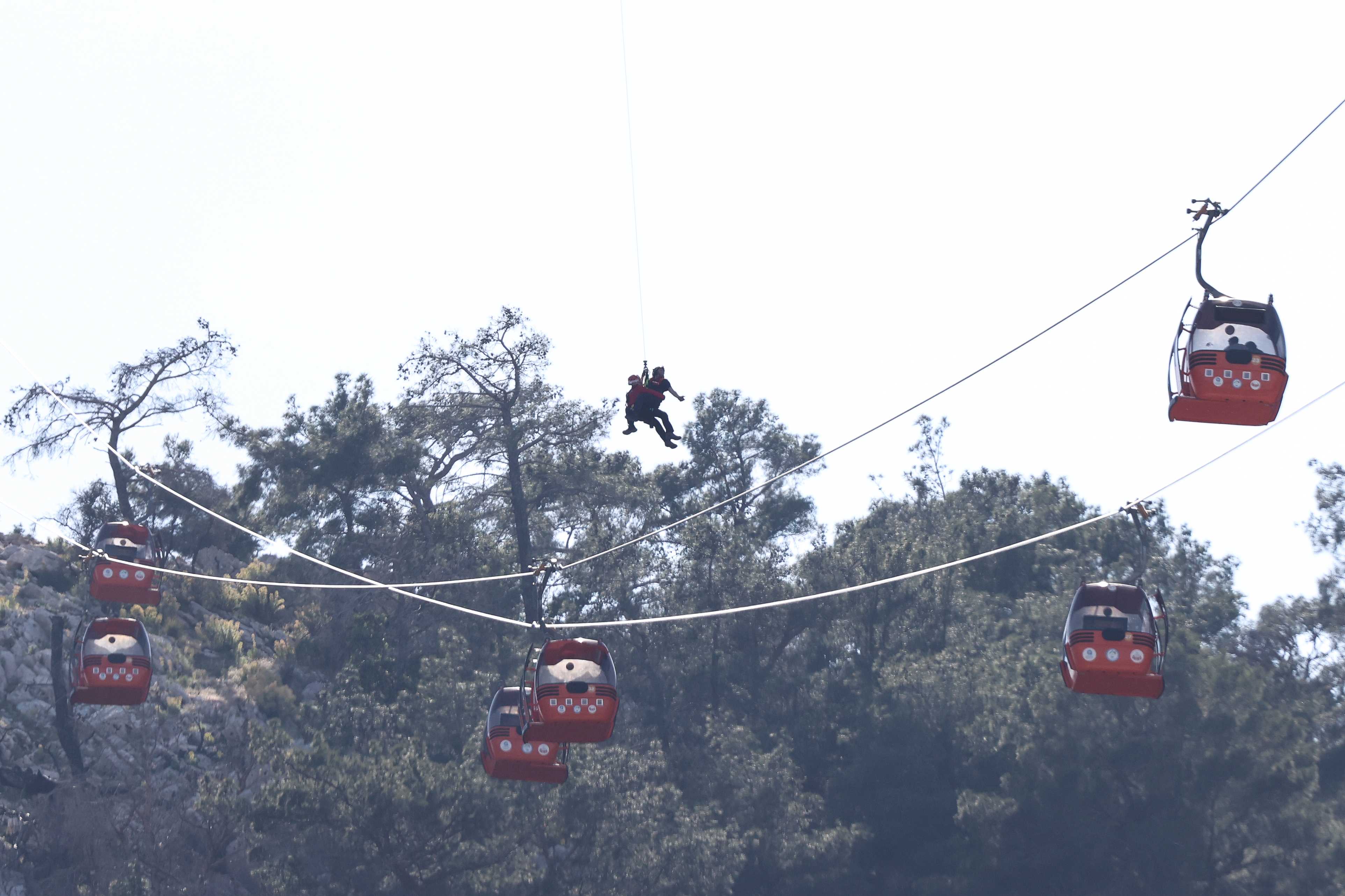 Antalya'da Teleferik Felaketi: 22,5 Saatlik Kurtarma Operasyonunun Perde Arkası 5 AA 20240413 34259915 34259906 ANTALYADAKI TELEFERIK KAZASINDA MAHSUR KALANLARIN TAMAMI KURTARILDI