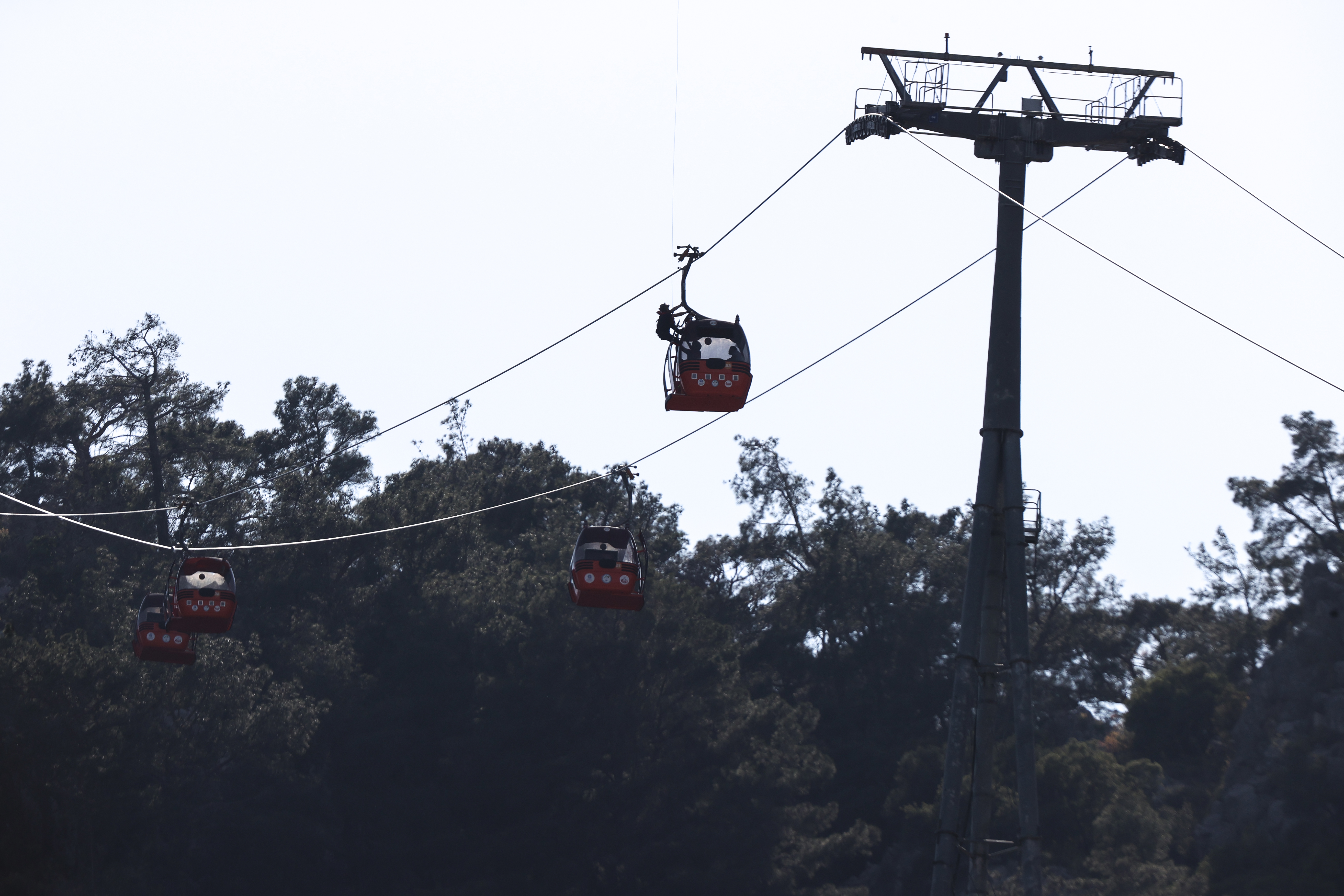 Antalya'da Teleferik Felaketi: 22,5 Saatlik Kurtarma Operasyonunun Perde Arkası 3 AA 20240413 34259915 34259911 ANTALYADAKI TELEFERIK KAZASINDA MAHSUR KALANLARIN TAMAMI KURTARILDI