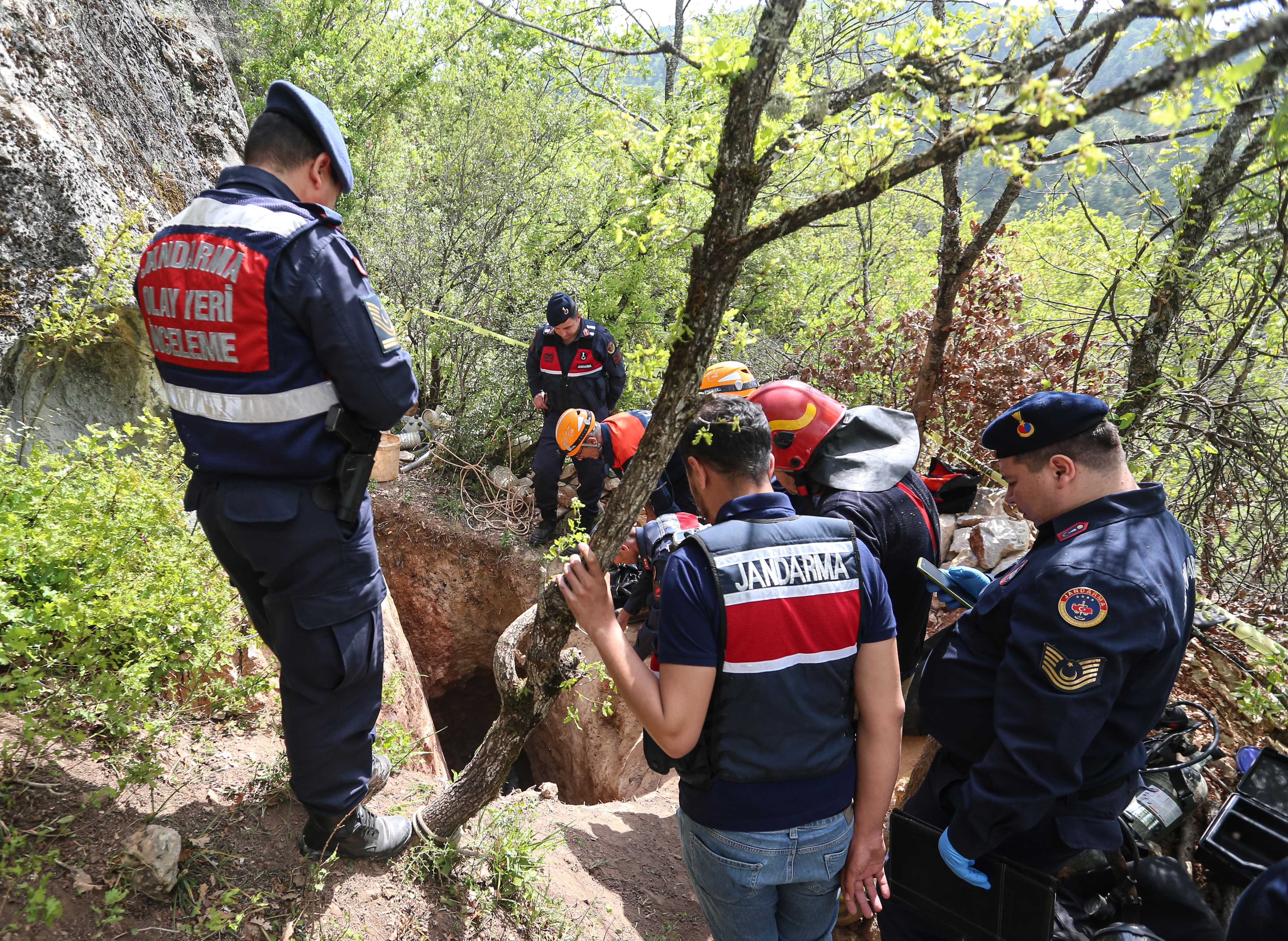 Bursa'da Define Kazısı Faciası: Üç Kişi Hayatını Kaybetti 2 AA 20240418 34299994 34299987 BURSADA DEFINE ARAMAK ICIN MAGARAYA GIREN 3 KISININ CESETLERINE ULASILDI