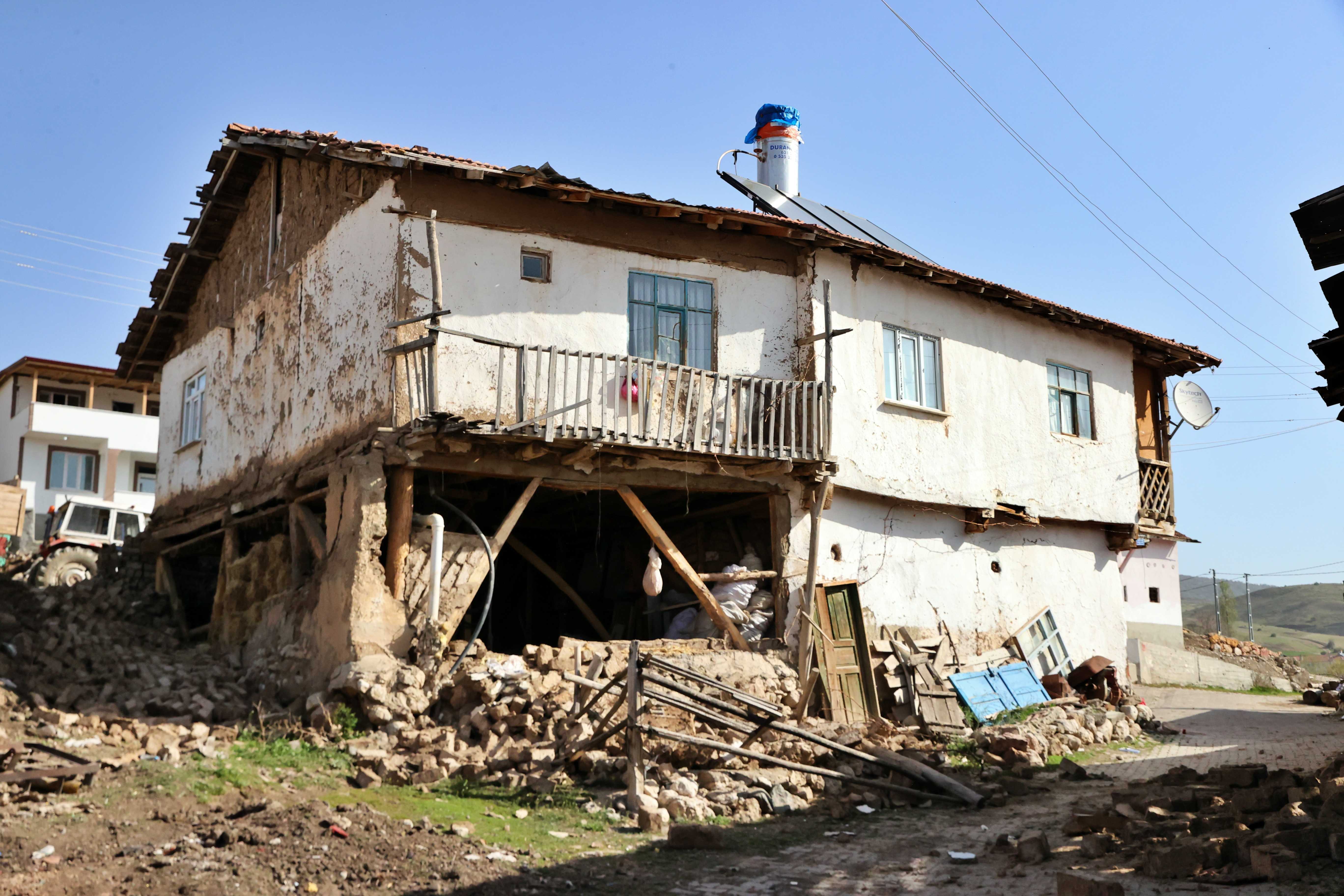 Tokat Sulusaray'da Deprem Cami ve Kerpiç Evleri Vurdu: 171 Yapı Hasar Gördü 9 AA 20240419 34310239 34310230 TOKAT SULUSARAY DEPREMINDE CAMILER VE BAZI BINALAR DA HASAR GORDU