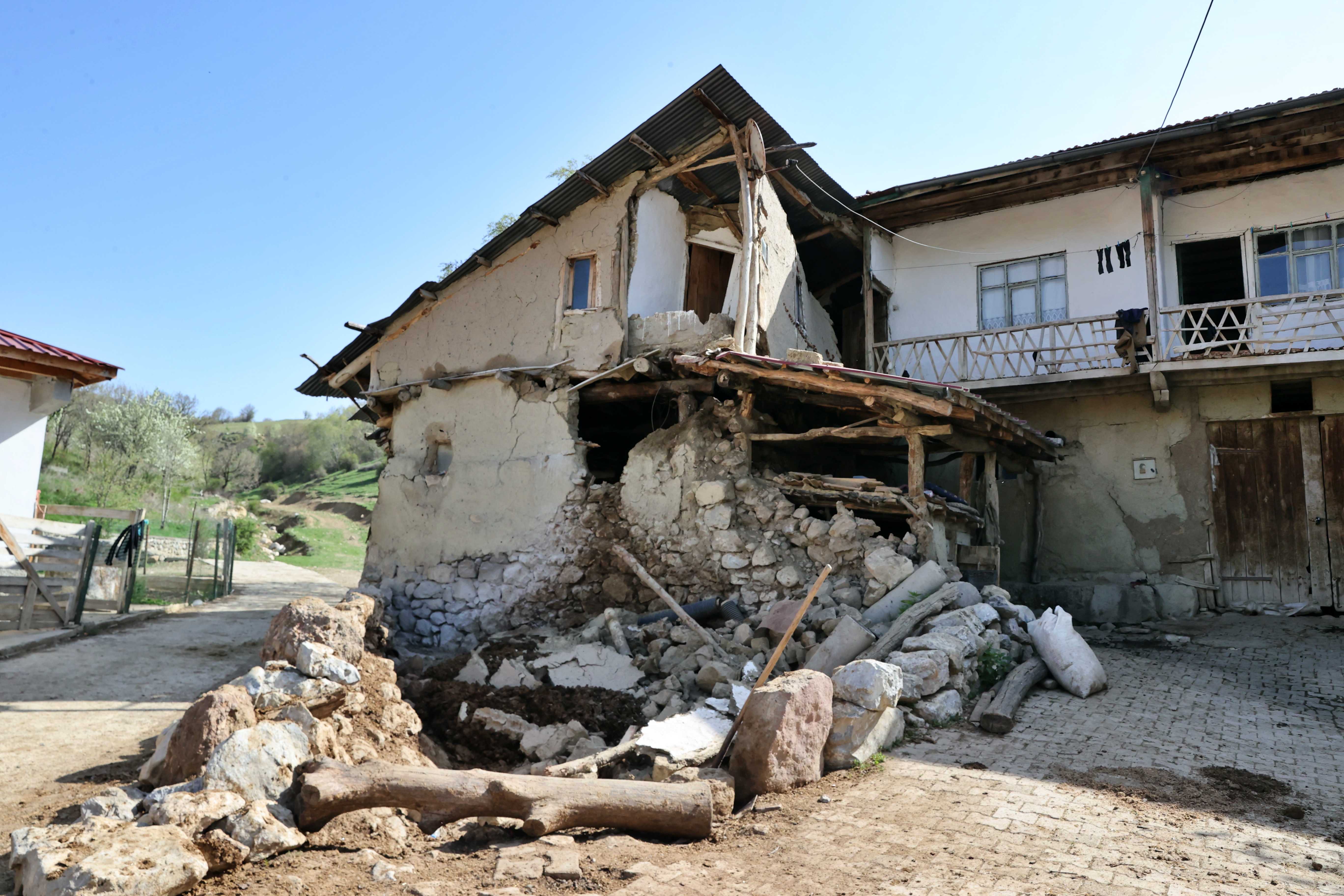 Tokat Sulusaray'da Deprem Cami ve Kerpiç Evleri Vurdu: 171 Yapı Hasar Gördü 12 AA 20240419 34310239 34310232 TOKAT SULUSARAY DEPREMINDE CAMILER VE BAZI BINALAR DA HASAR GORDU