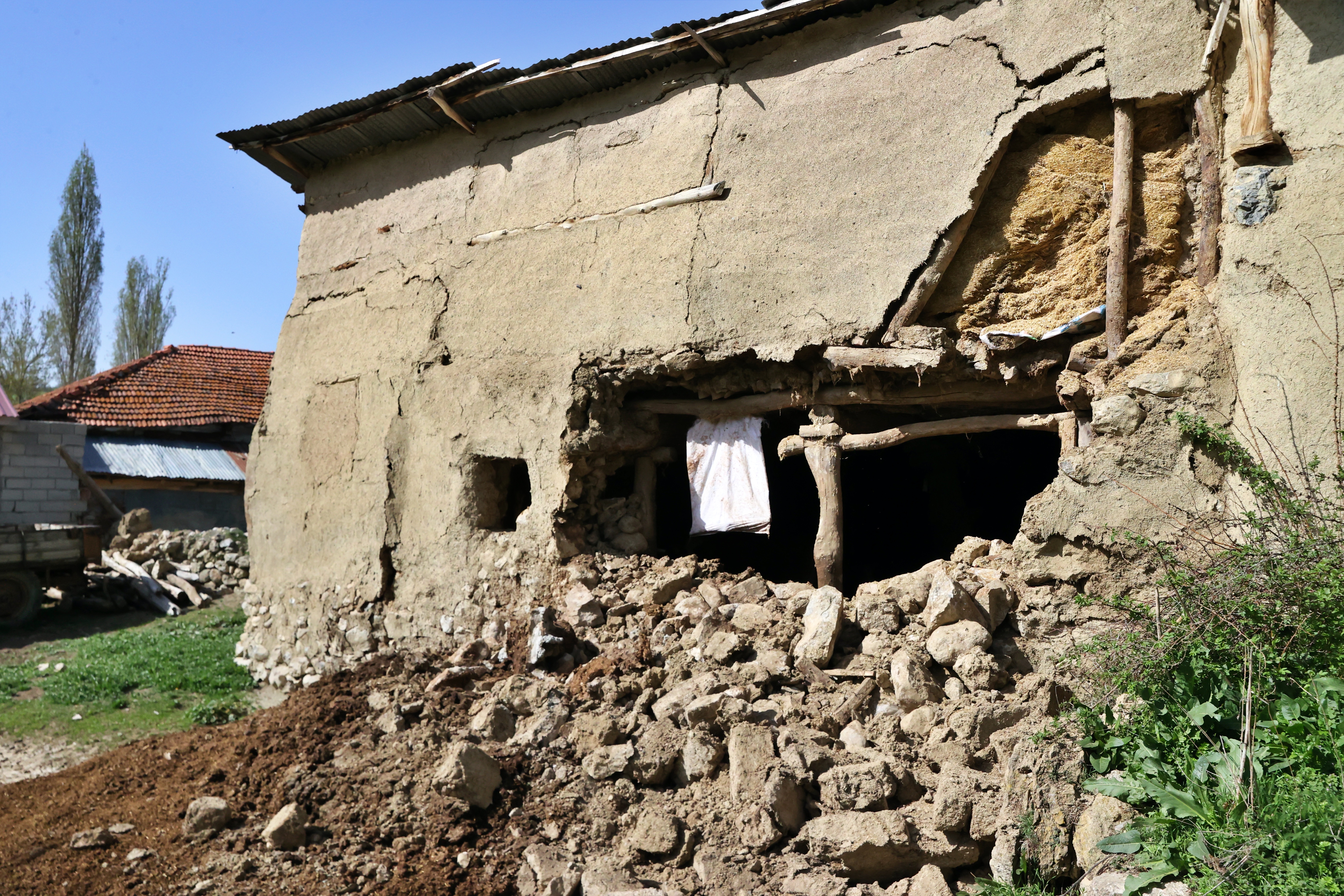 Tokat Sulusaray'da Deprem Cami ve Kerpiç Evleri Vurdu: 171 Yapı Hasar Gördü 5 AA 20240419 34310239 34310233 TOKAT SULUSARAY DEPREMINDE CAMILER VE BAZI BINALAR DA HASAR GORDU