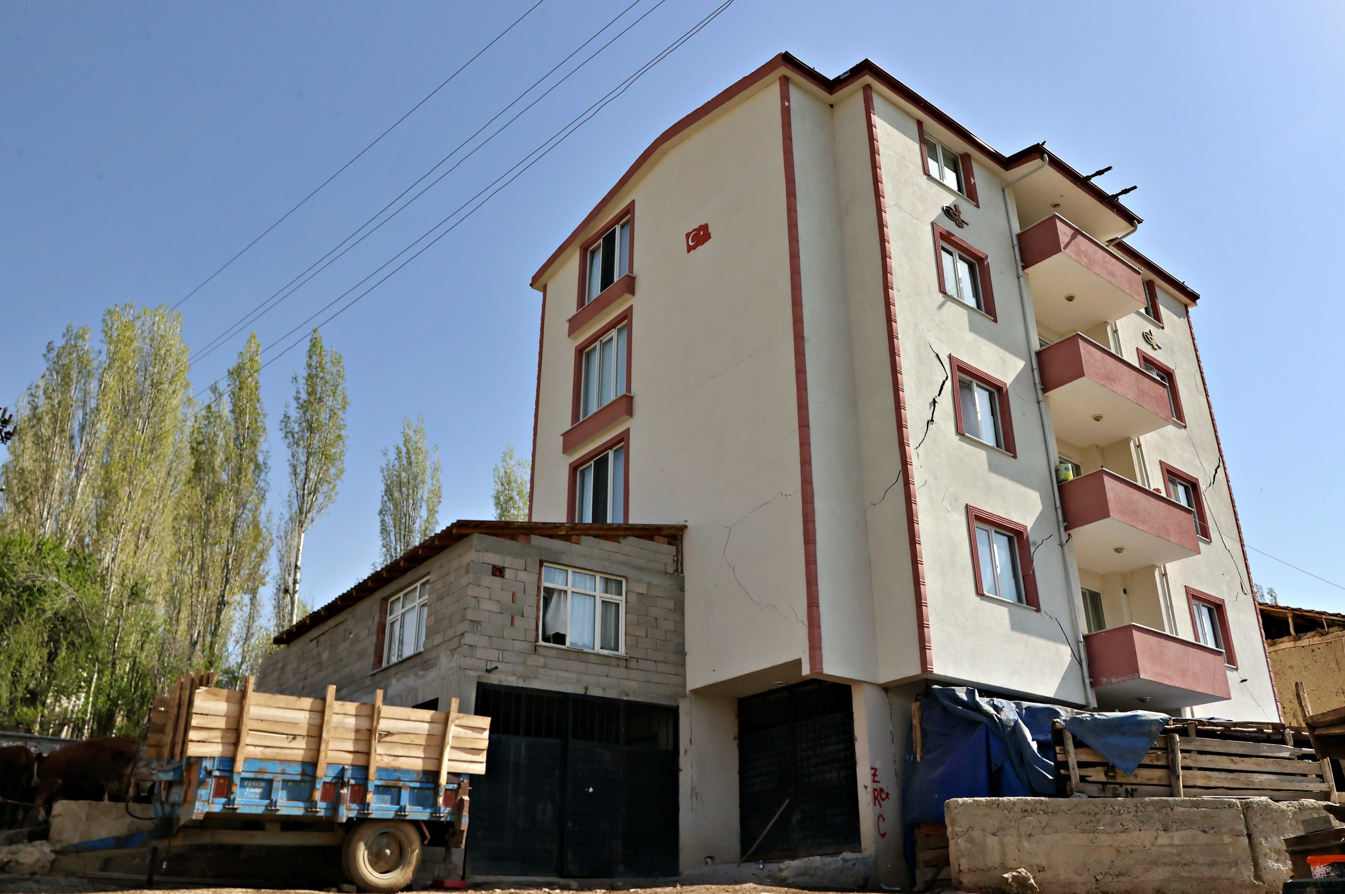 Tokat Sulusaray'da Deprem Cami ve Kerpiç Evleri Vurdu: 171 Yapı Hasar Gördü 8 AA 20240419 34310239 34310238 TOKAT SULUSARAY DEPREMINDE CAMILER VE BAZI BINALAR DA HASAR GORDU