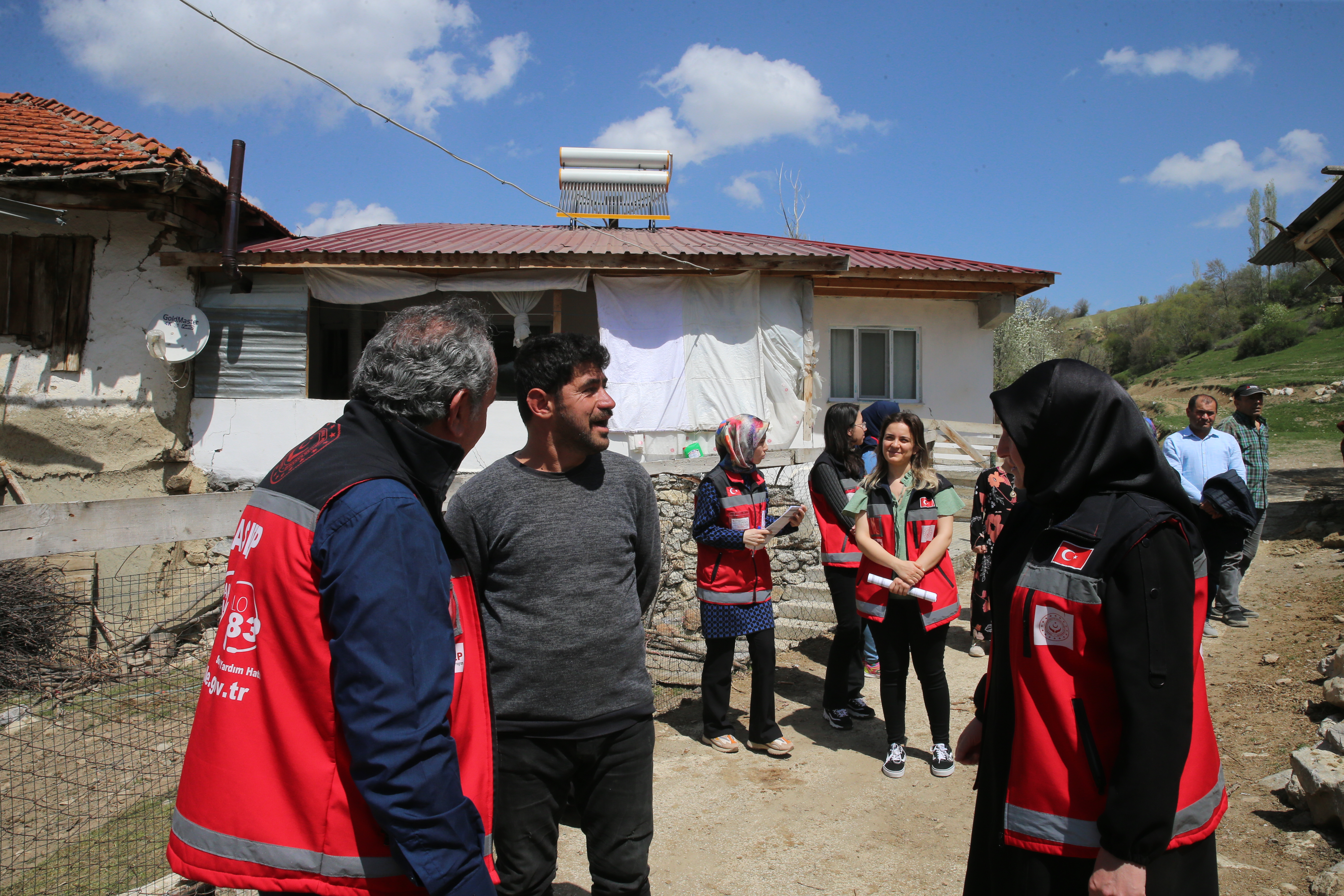 Tokat Sulusaray'da Deprem Cami ve Kerpiç Evleri Vurdu: 171 Yapı Hasar Gördü 11 AA 20240419 34311855 34311848 TOKATTA DEPREMDEN ETKILENENLERE PSIKOSOSYAL DESTEK SAGLANIYOR