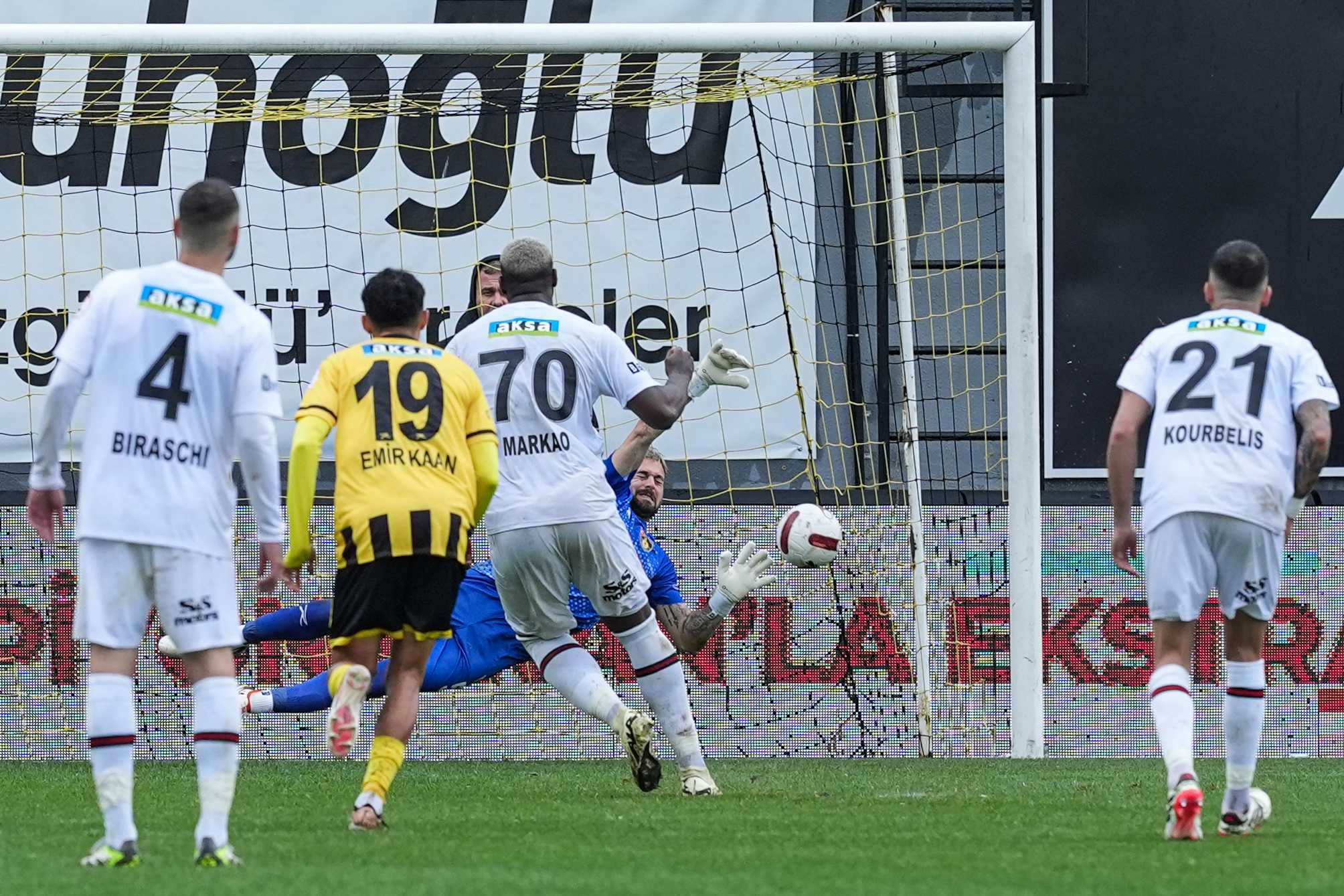 İstanbulspor, Süper Lig'e Veda Etti! 2 AA 20240420 34321472 34321471 ISTANBULSPOR VAVACARS FATIH KARAGUMRUK