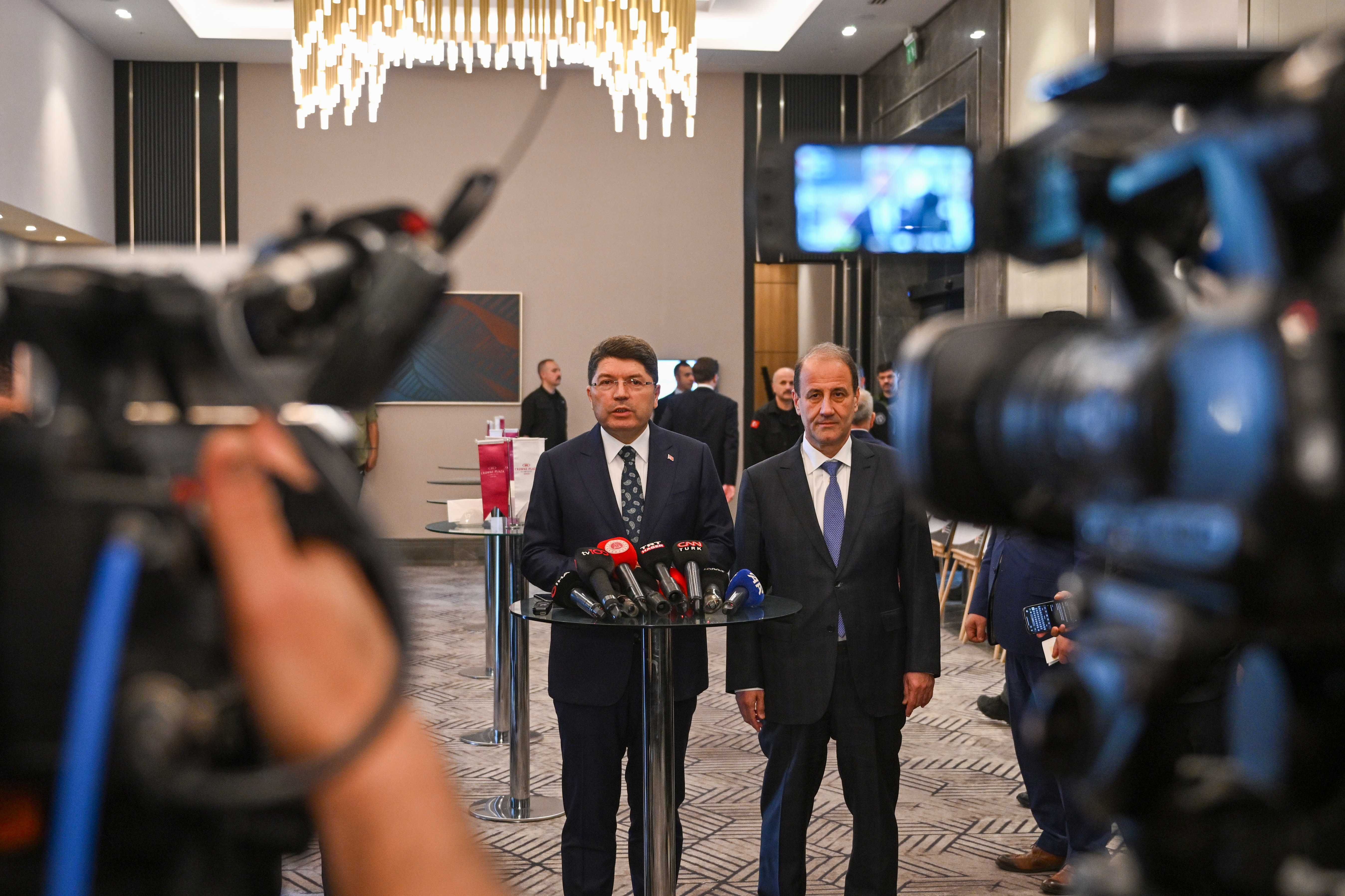 Adalet Bakanı Tunç: "DEM Parti Teröre Devam Ederse Kapatılabilir" 1 AA 20240424 34363004 34363002 ADALET BAKANI TUNC GAZETECILERIN GUNDEME ILISKIN SORULARINI YANITLADI