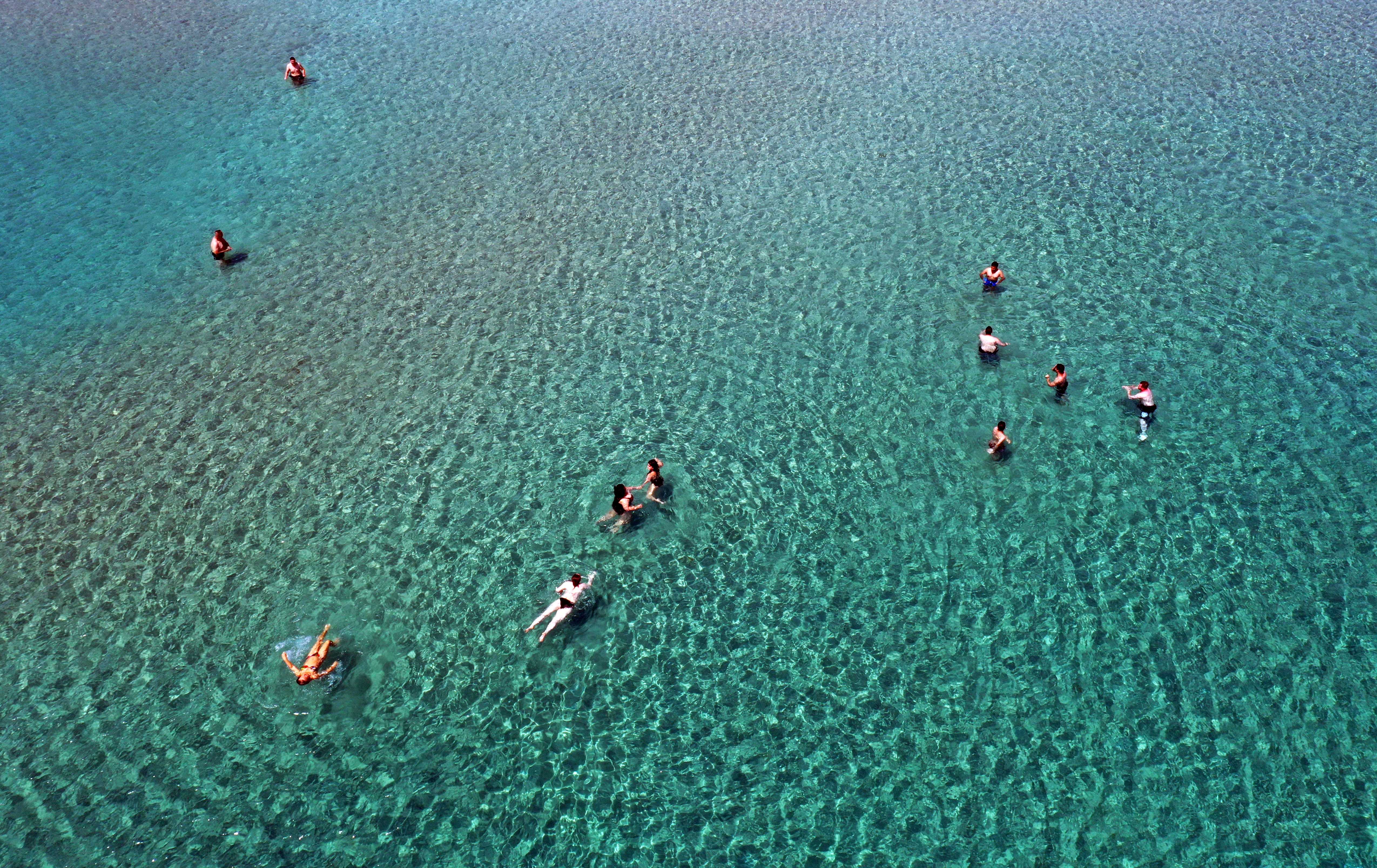 Kuşadası ve Didim'de Turistlerin Deniz Keyfi 3 AA 20240430 34422510 34422505 KUSADASI VE DIDIMDE TURISTLER DENIZE GIRDI