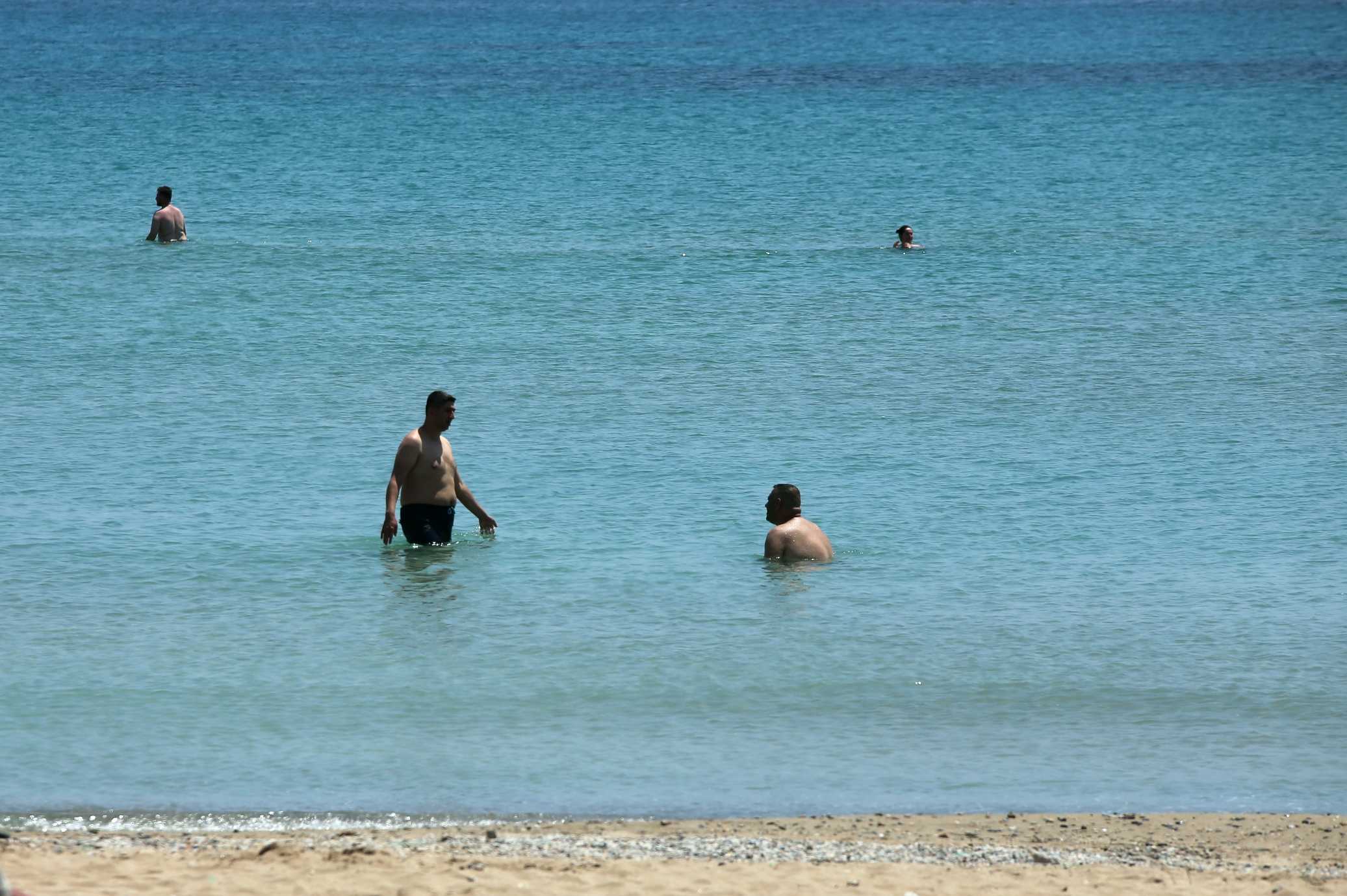 Kuşadası ve Didim'de Turistlerin Deniz Keyfi 1 AA 20240430 34422573 34422571 KUSADASI VE DIDIMDE TURISTLER DENIZE GIRDI