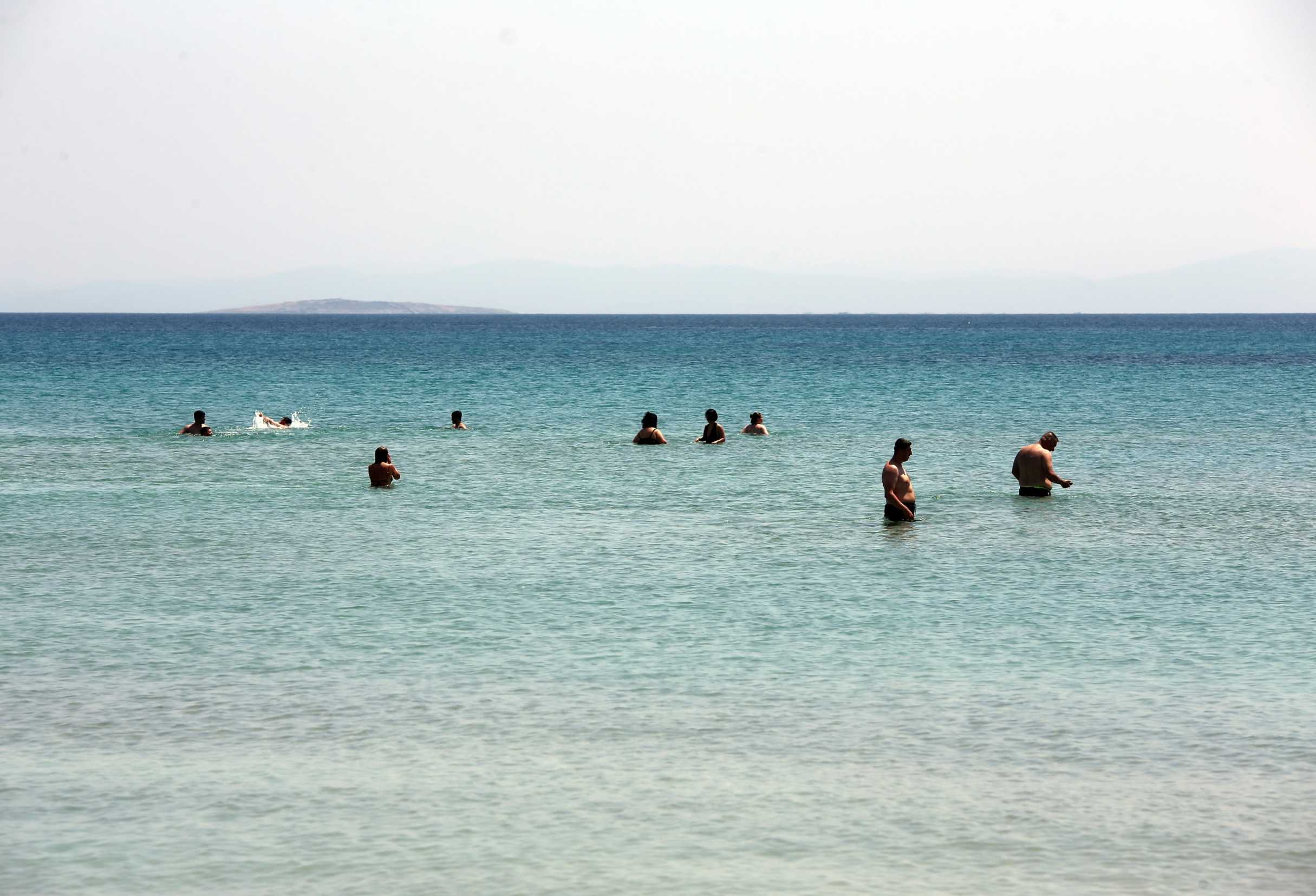 Kuşadası ve Didim'de Turistlerin Deniz Keyfi 4 AA 20240430 34422573 34422572 KUSADASI VE DIDIMDE TURISTLER DENIZE GIRDI