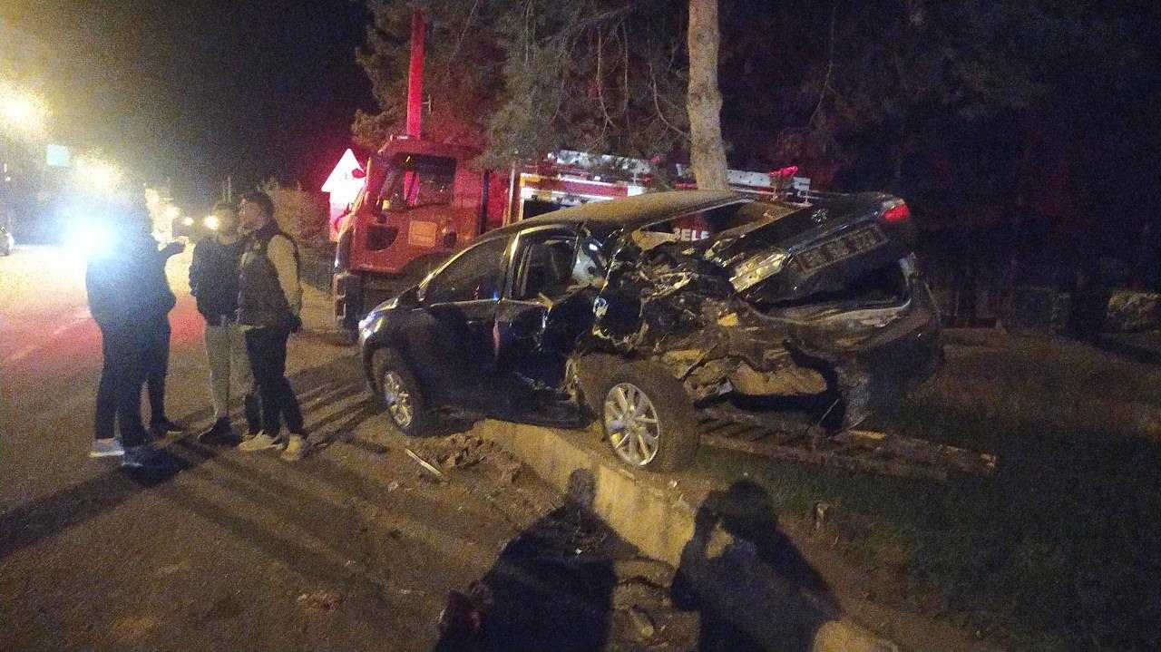 Alkollü Sürücü Makam Aracına Çarptı 1 alkollu surucu makam aracina carpti 1 VwNWMiGb
