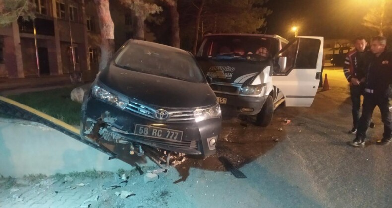 Alkollü Sürücü Makam Aracına Çarptı