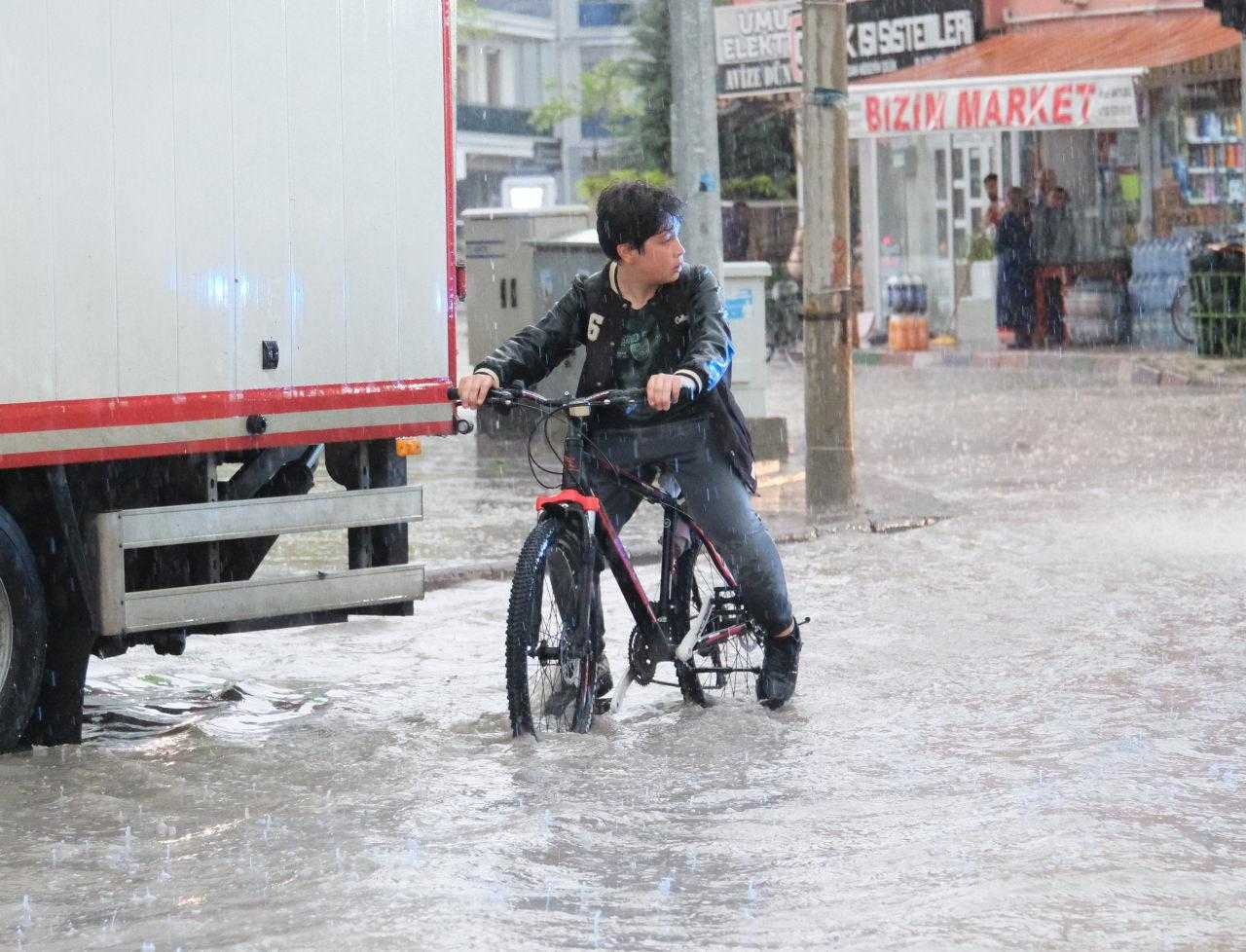 ankarada saganak siddetlendi meteorolojiden 14 il icin kuvvetli yagis uyarisi 15 uNTuW84m
