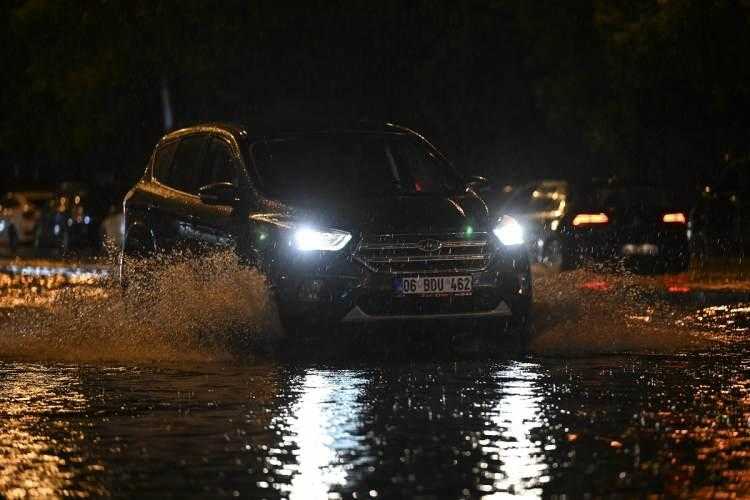 ankarada saganak siddetlendi meteorolojiden 14 il icin kuvvetli yagis uyarisi 6 ThCUqEc1
