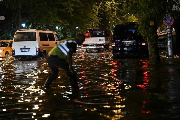 ankarada saganak siddetlendi meteorolojiden 14 il icin kuvvetli yagis uyarisi 9 VBKu4BRD