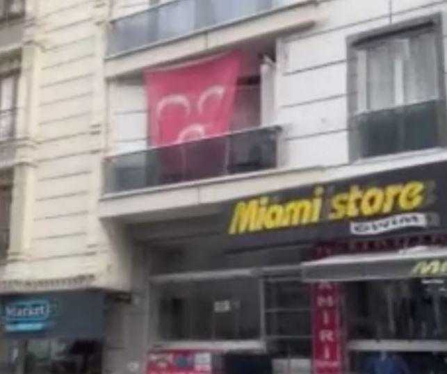 Esenyurt'ta DEM Partili Grup MHP Bayrağı Asılı Evi Taşladı! 1 esenyurtta dem partili grup mhp bayragi asili evi tasladi 1 mq7Stssk
