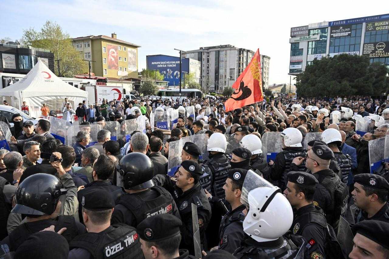 Esenyurt'ta DEM Partili Grup MHP Bayrağı Asılı Evi Taşladı! 2 esenyurtta dem partili grup mhp bayragi asili evi tasladi 2