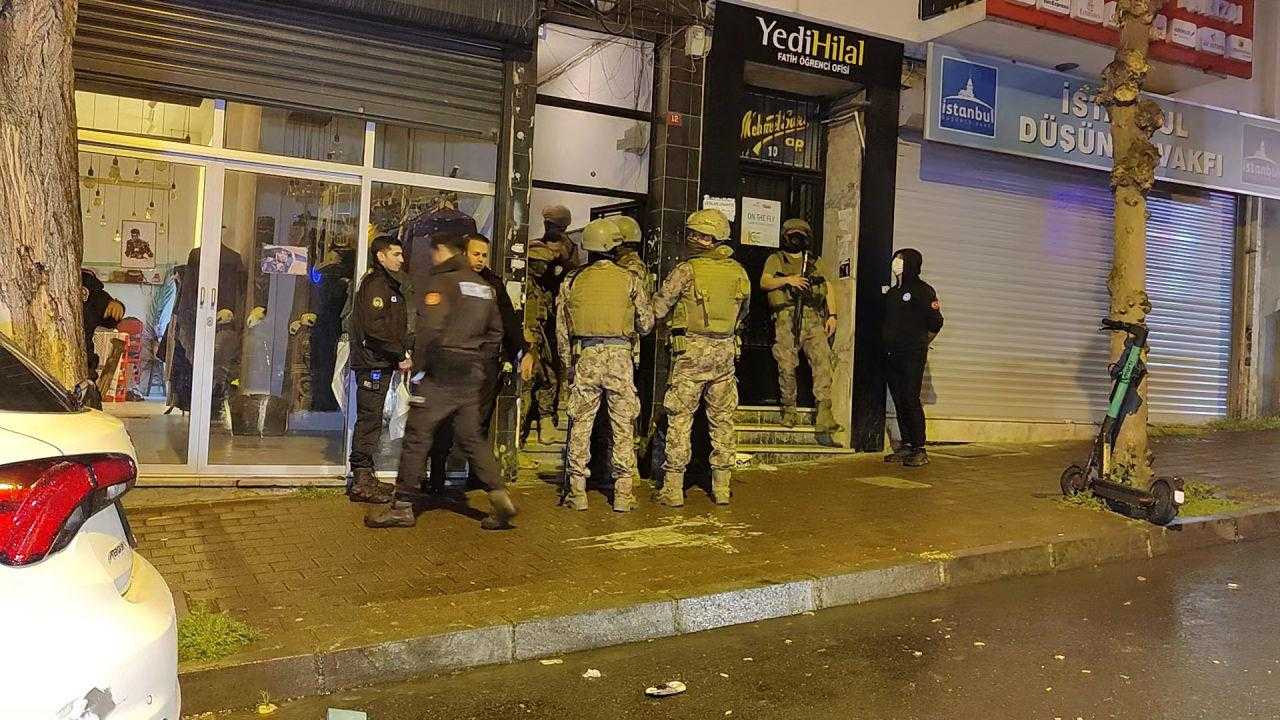 Fatih'te Dehşet! Balyozla Saldırdığı 4 Kişilik Aileyi Rehin Aldı 1 fatihte dehset balyozla saldirdigi 4 kisilik aileyi rehin aldi 1 Pv2biHqY
