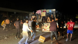 Gazze’ye Kısıtlı Sayıda İnsani Yardım Taşıyan Kamyonlar Giriş yaptı