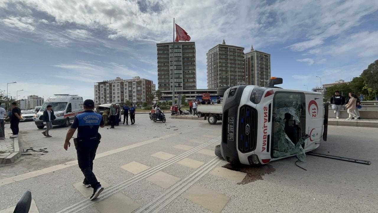Hatay'da Araçla Çarpışan Ambulans Devrildi: 2 Yaralı 3 hatayda aracla carpisan ambulans devrildi 2 yarali 3 CMUSO72Y