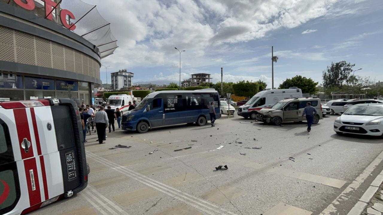 Hatay'da Araçla Çarpışan Ambulans Devrildi: 2 Yaralı 5 hatayda aracla carpisan ambulans devrildi 2 yarali 5 7ZpWpC3n