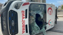 Hatay’da Araçla Çarpışan Ambulans Devrildi: 2 Yaralı