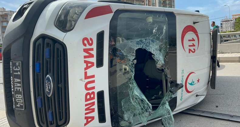 Hatay’da Araçla Çarpışan Ambulans Devrildi: 2 Yaralı