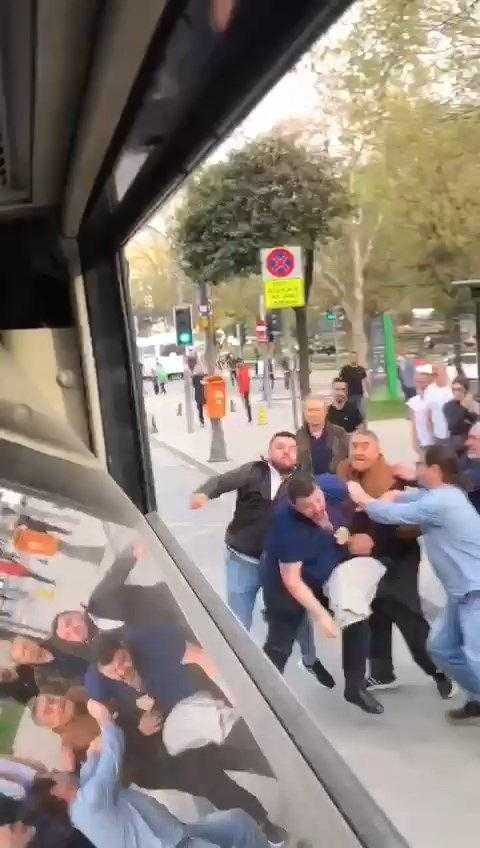 Fatih'te İETT Otobüs Şöförü İle Yolcu Arasında Yumruklar Konuştu! 4 iett otobusunde yolcu ile sofor arasinda cikan tartisma yumruklu kavgaya donustu 4 fRAfr6z3